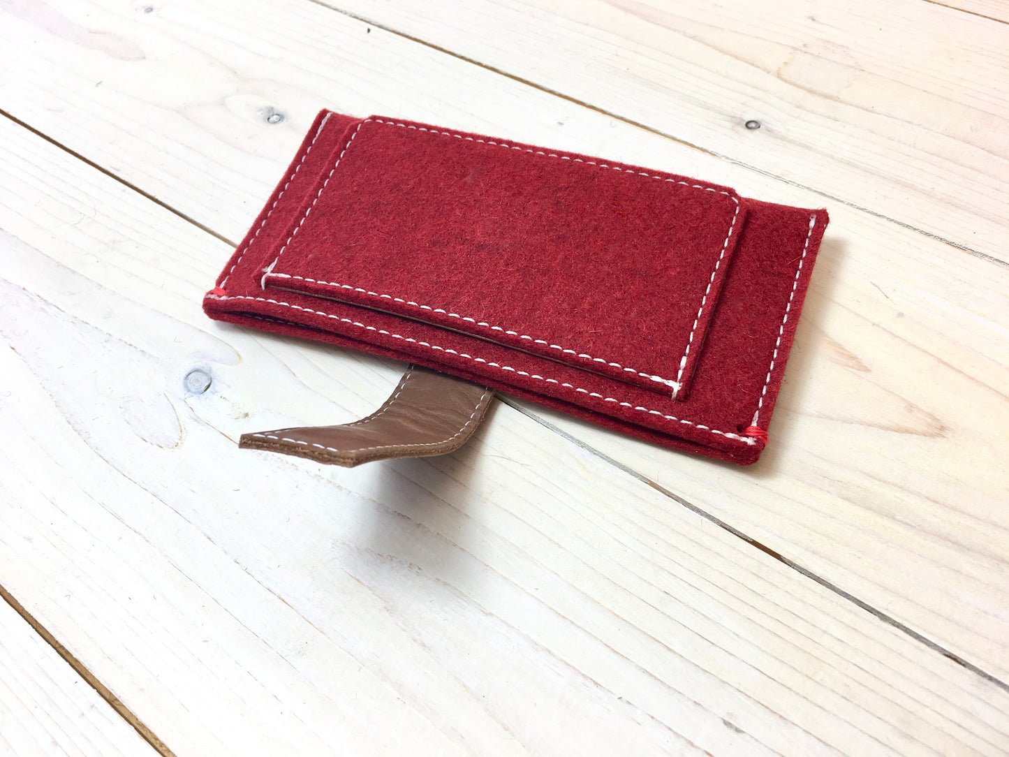 Iphone WALLET vilt | Rood | magnetische sluiting - Westerman Bags vilten tassen en hoezen. Dutch Design.