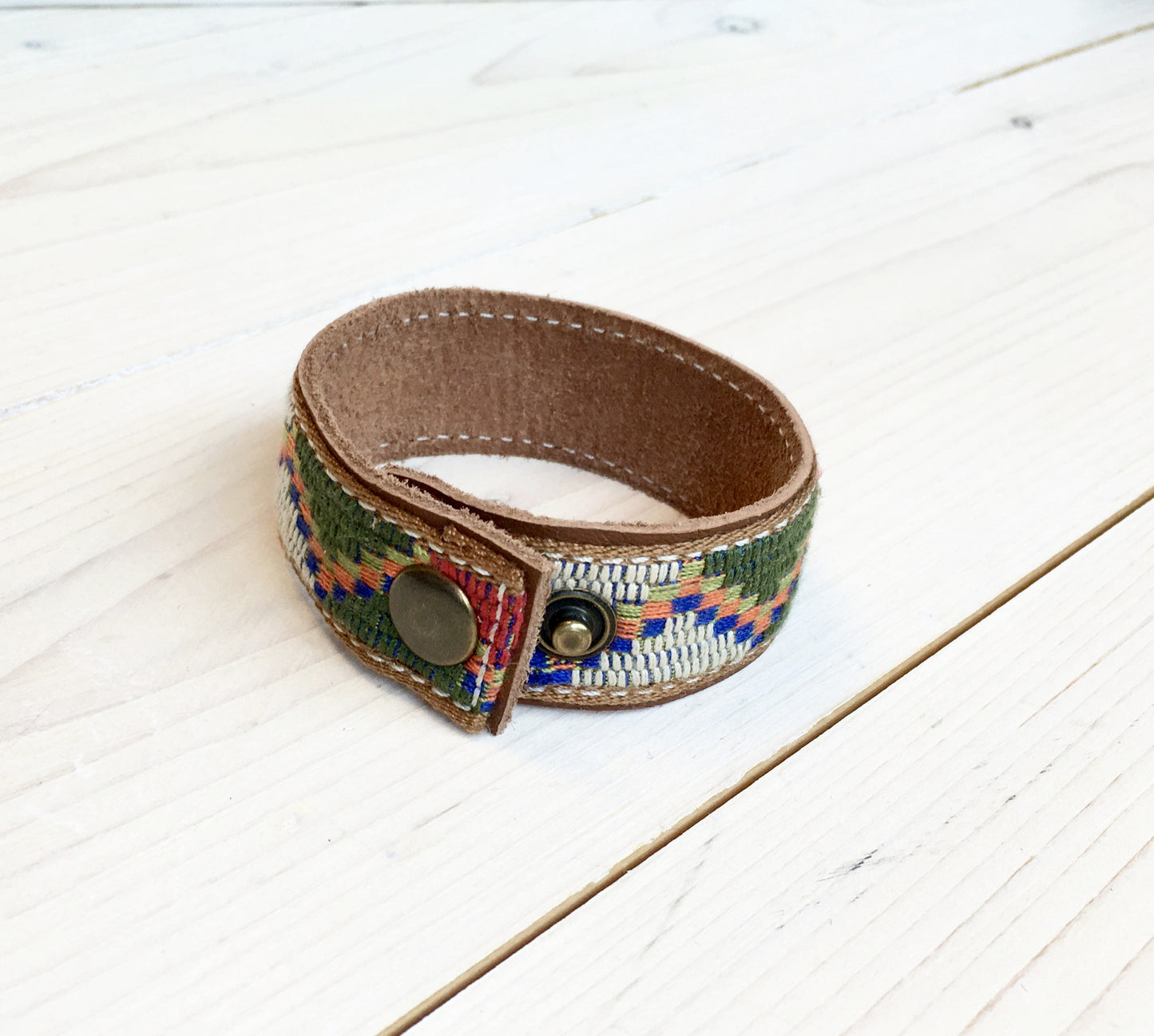 Leren armband met kleurige band