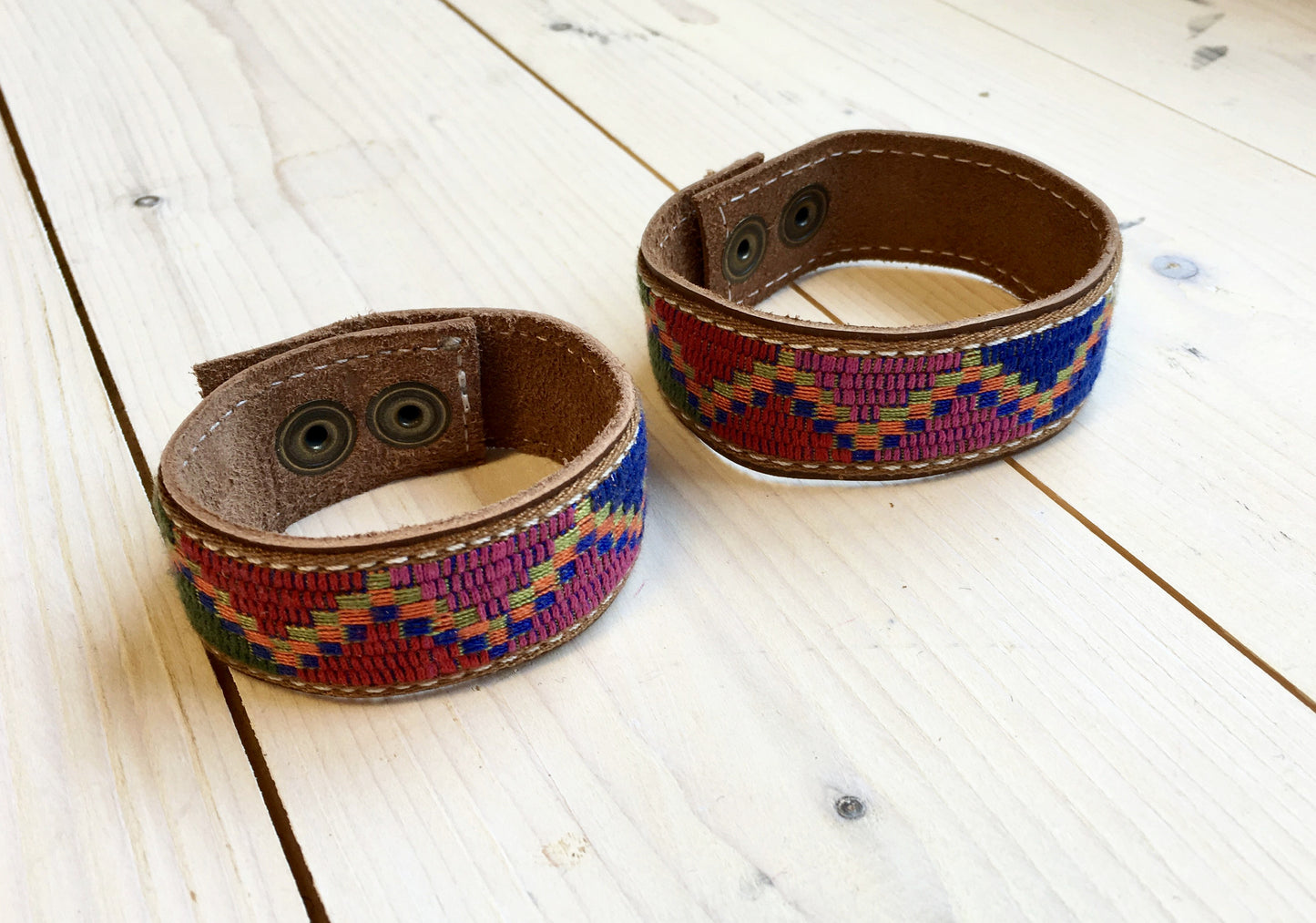 Boho kleurige armband met leer 