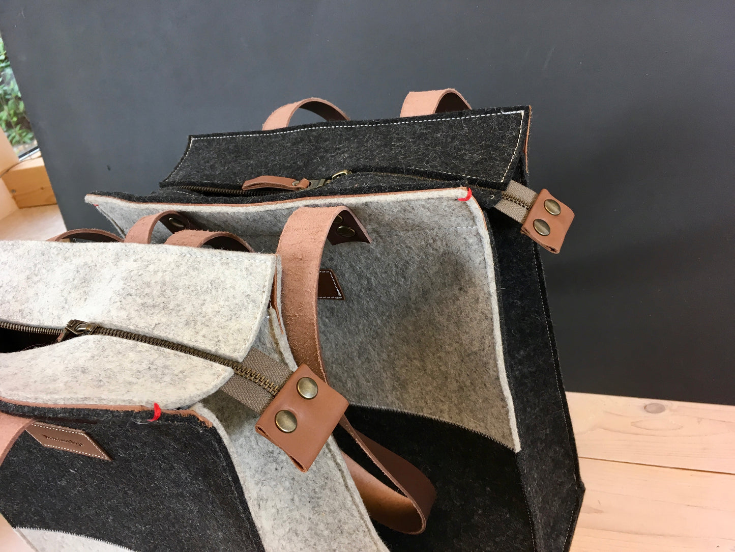 CONTRAST - Shopper XL vilten tas | zwart en grijs | Rits - Westerman Bags vilten tassen en hoezen. Dutch Design.