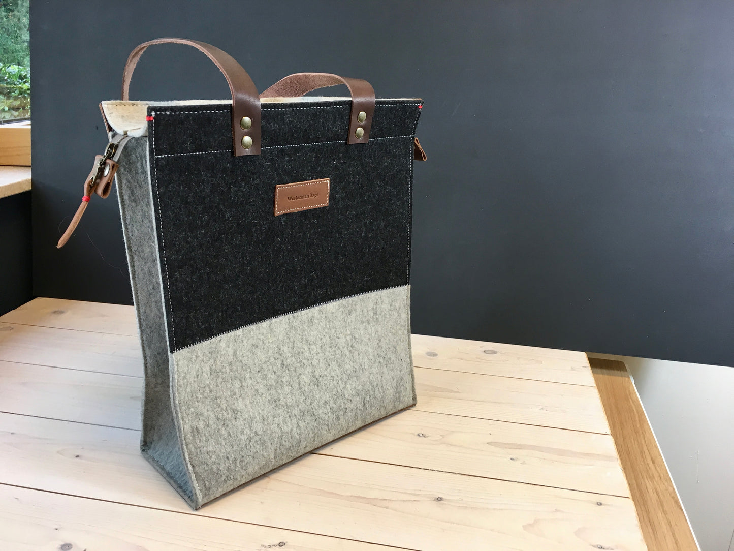 CONTRAST - Shopper XL vilten tas | zwart en grijs | Rits - Westerman Bags vilten tassen en hoezen. Dutch Design.