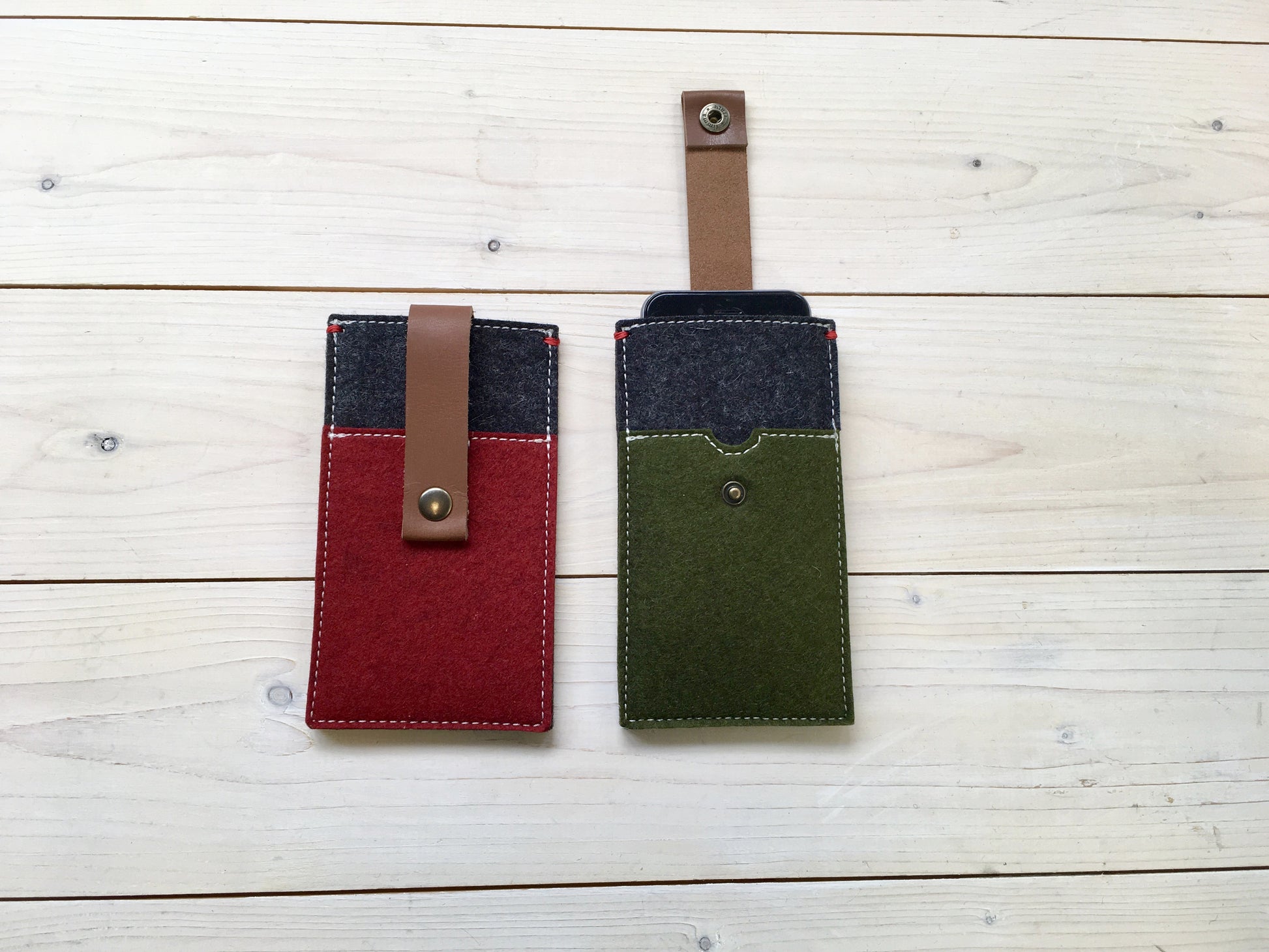 CONTRAST Vilt Pocket iPhone hoes | extra vakje | leren sluiting - Westerman Bags vilten tassen en hoezen. Dutch Design.