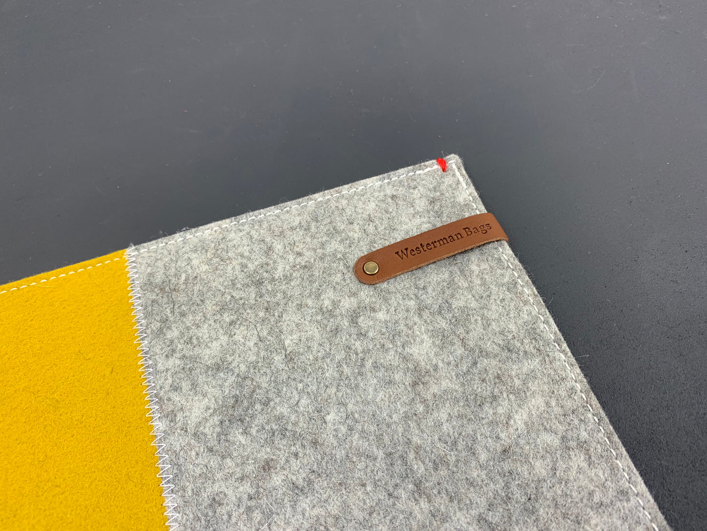 CONTRAST - Macbook Pro Air vilten hoes geel en grijs. 13" | 15" | 16" - Westerman Bags vilten tassen en hoezen. Dutch Design.