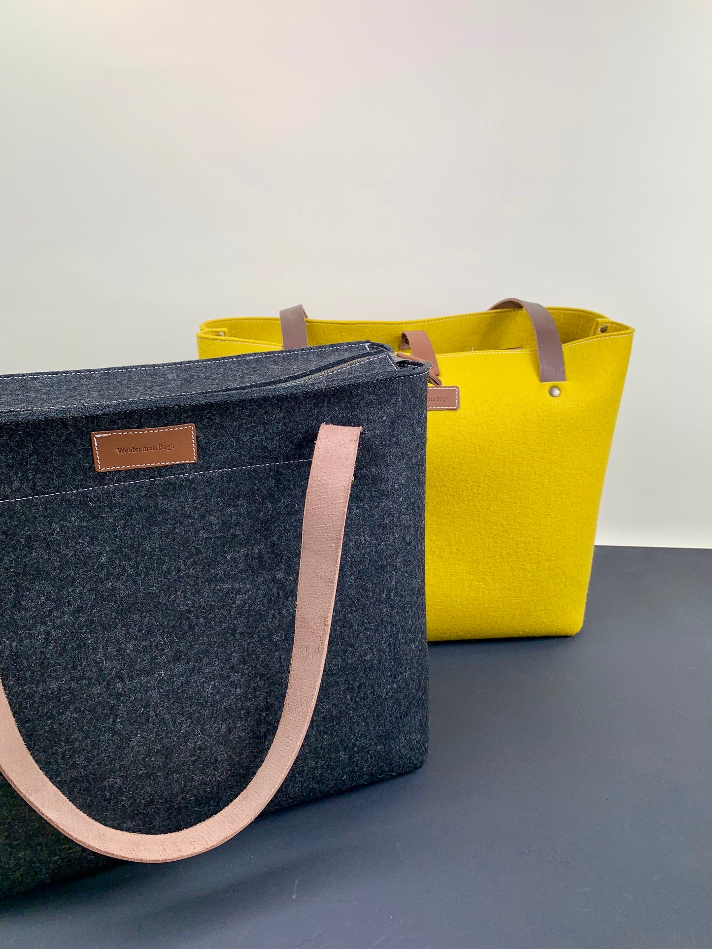 GRIFT XL TAS VILT - ANTRACIET - MET RITS - Westerman Bags vilten tassen en hoezen. Dutch Design.