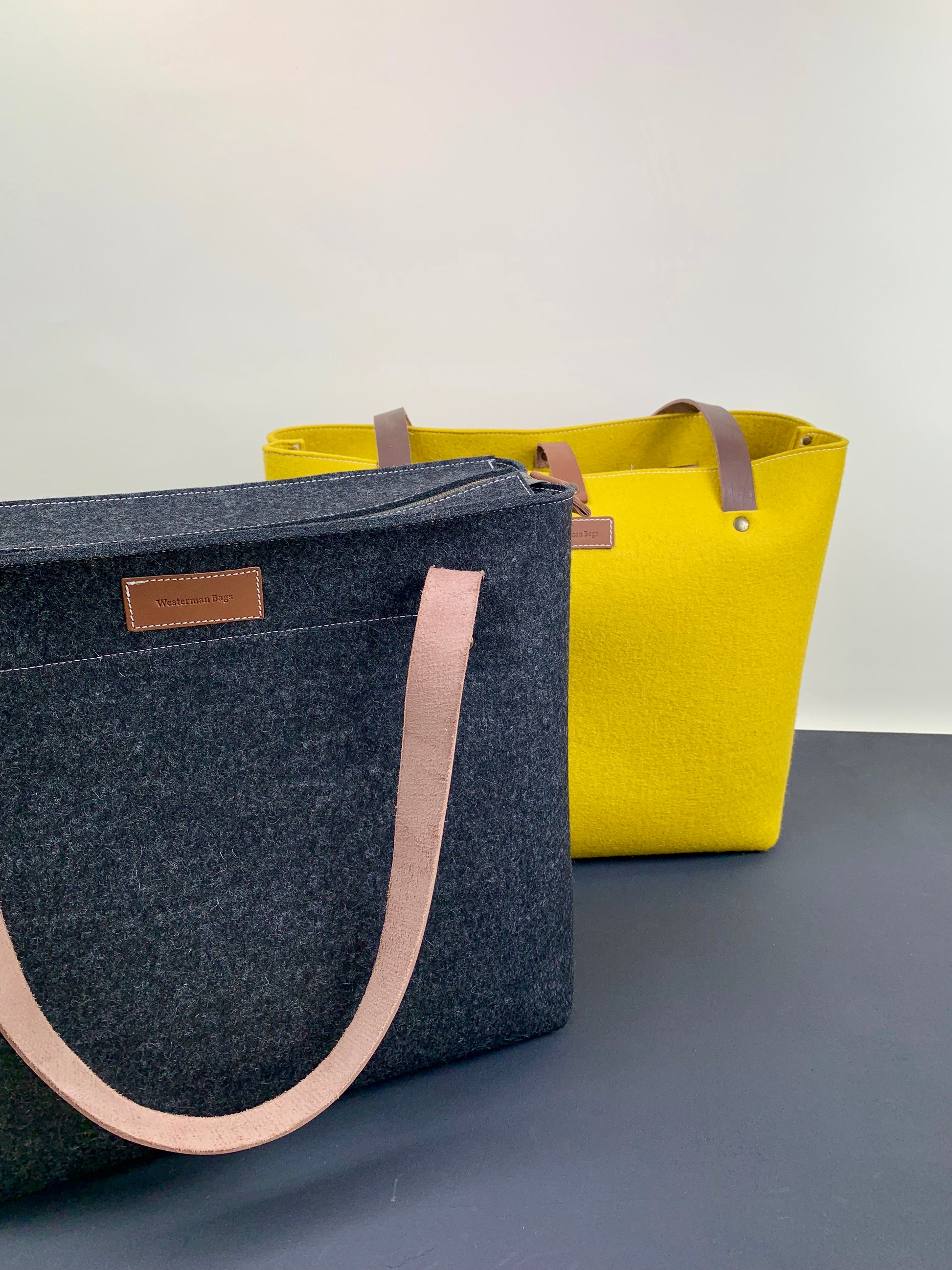 XL FELT BAG - pure wool with zipper in RED - Westerman Bags vilten tassen en hoezen. Dutch Design.