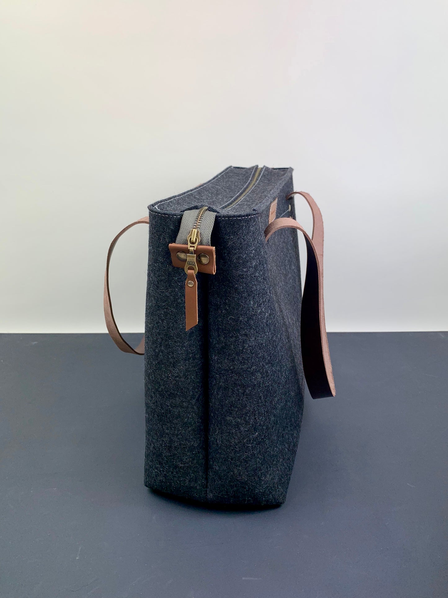 GRIFT XL TAS VILT - ANTRACIET - MET RITS - Westerman Bags vilten tassen en hoezen. Dutch Design.