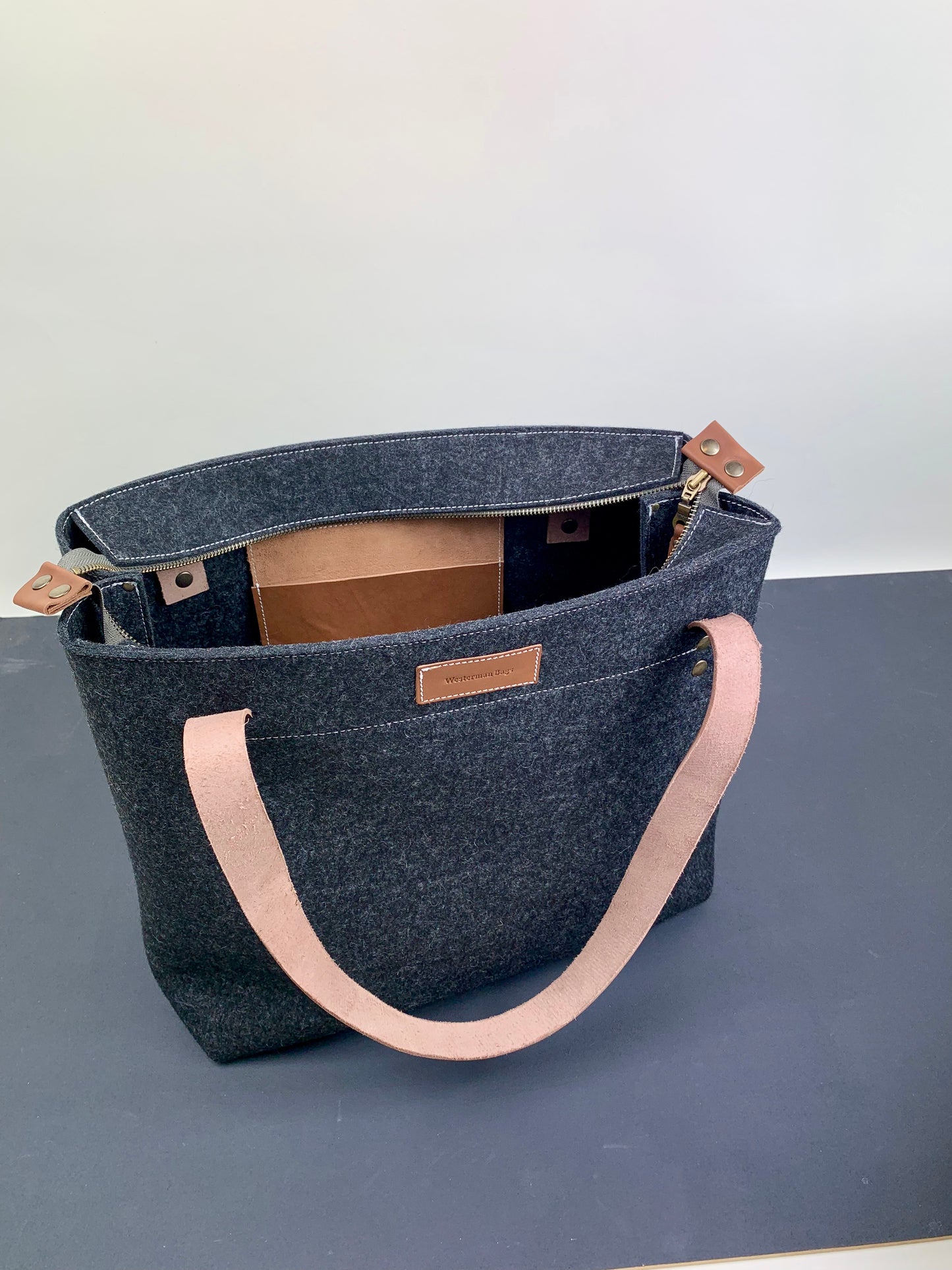 GRIFT XL TAS VILT - ANTRACIET - MET RITS - Westerman Bags vilten tassen en hoezen. Dutch Design.