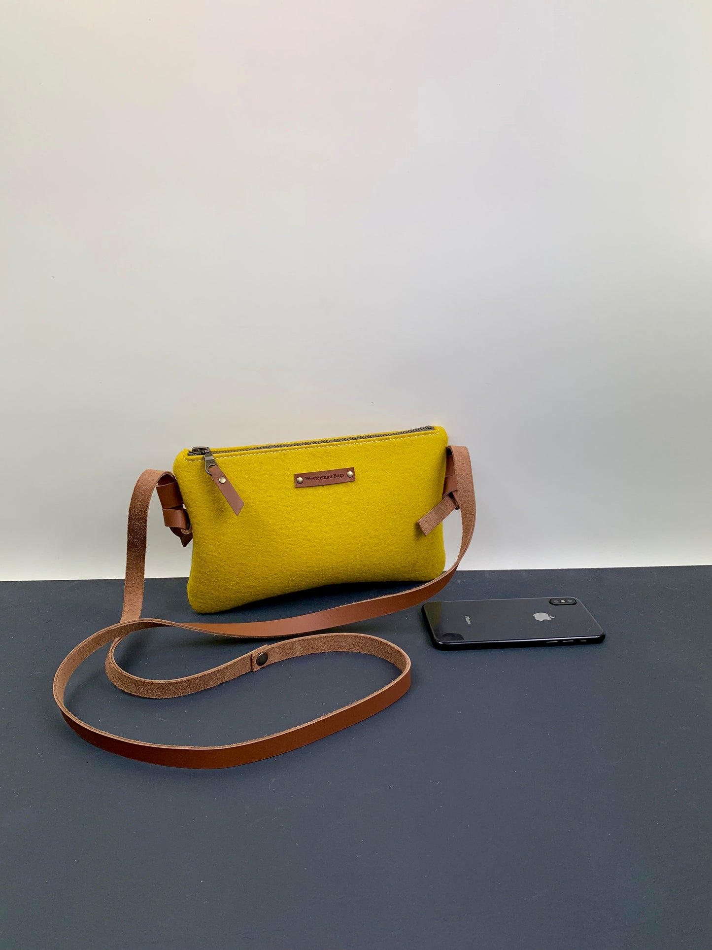 DAGTAS | Schoudertas vilt - kleine tas van geel wolvilt met rits - Westerman Bags vilten tassen en hoezen. Dutch Design.