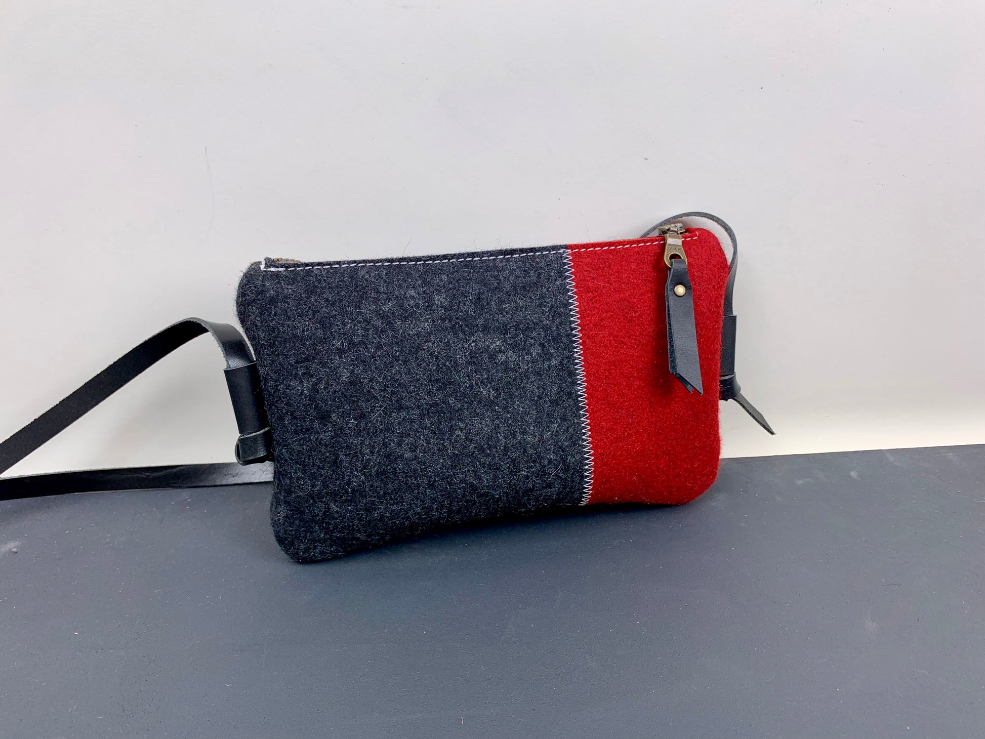 DAGTAS | contrast shoulderbag in black and red - rood en zwart - Westerman Bags vilten tassen en hoezen. Dutch Design.