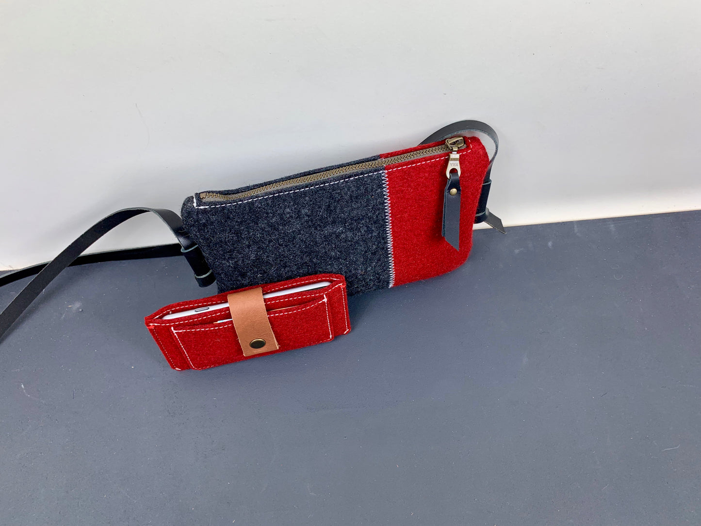 DAGTAS | contrast shoulderbag in black and red - rood en zwart - Westerman Bags vilten tassen en hoezen. Dutch Design.