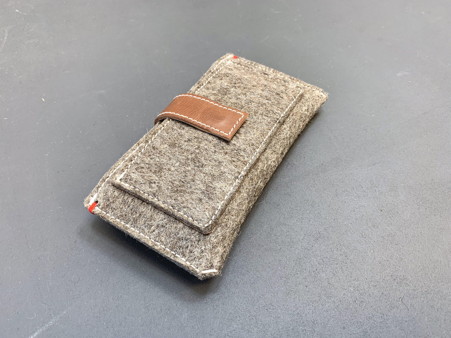 Iphone WALLET vilt | Rood | magnetische sluiting - Westerman Bags vilten tassen en hoezen. Dutch Design.