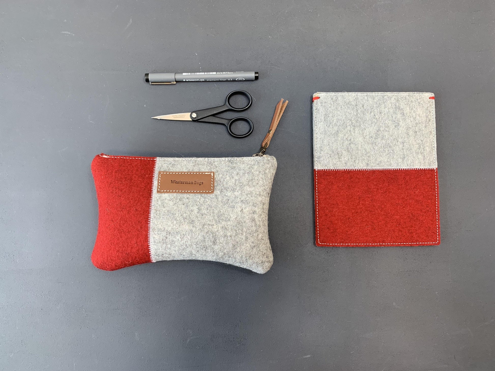 VANMIJ - XL Felt Pencil Case in 2 colours: red and grey - met naam - Westerman Bags vilten tassen en hoezen. Dutch Design.