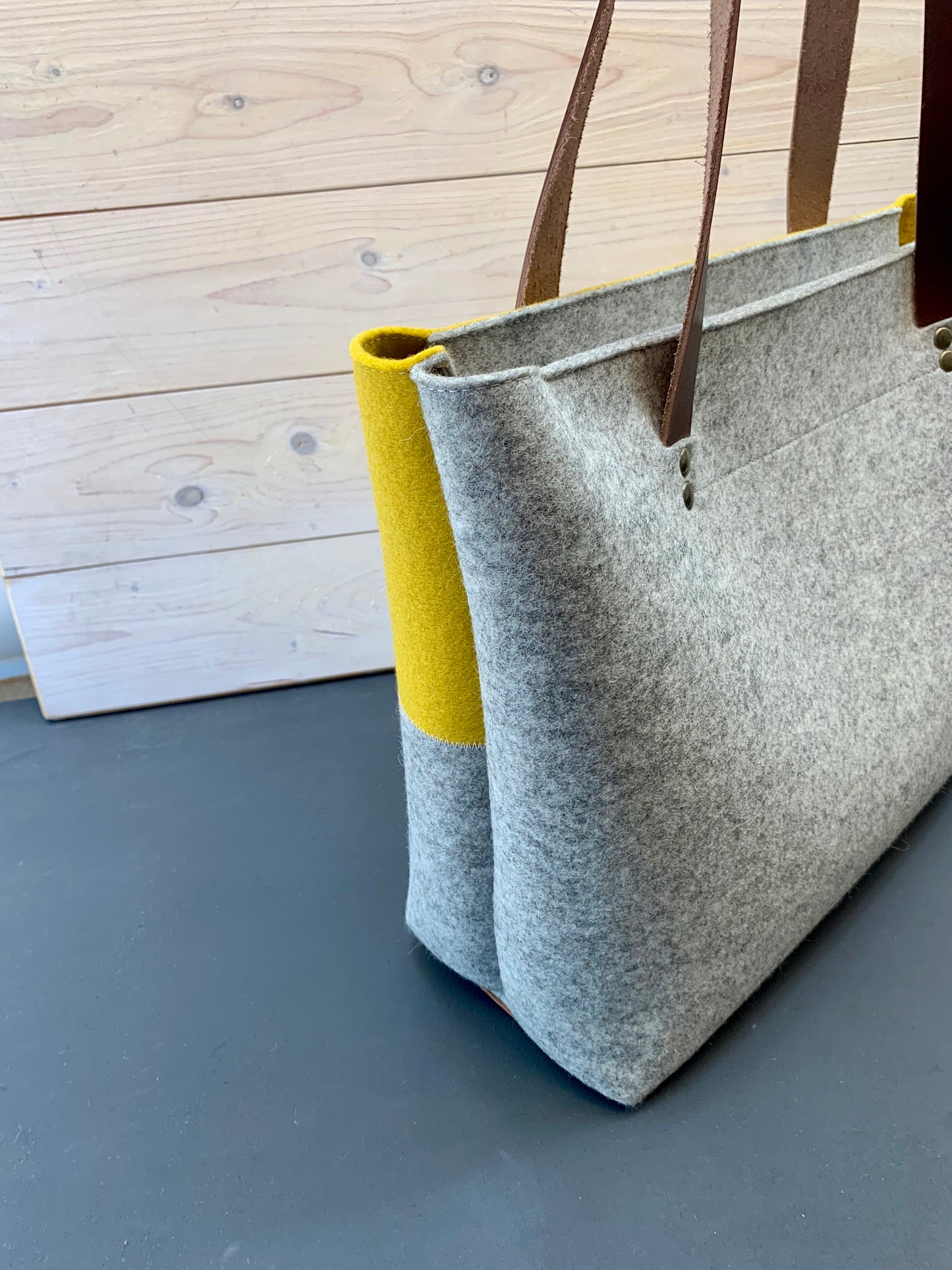 GRIFT XL vilten tas, grijs en geel, met rits | Large felt shopper bag with zipper in yellow and grey - Westerman Bags vilten tassen en hoezen. Dutch Design.
