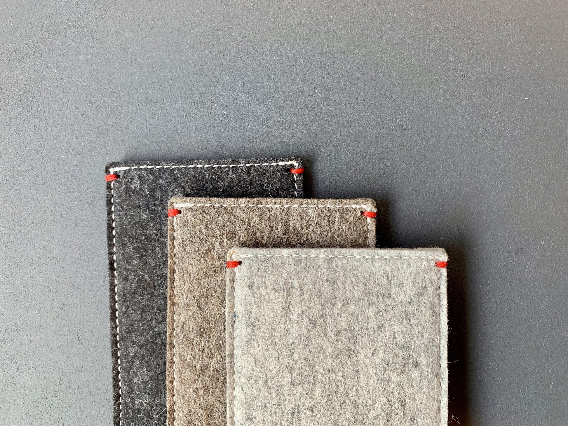 overview of colours of our functie series iPhone sleeve: grey taupe and black