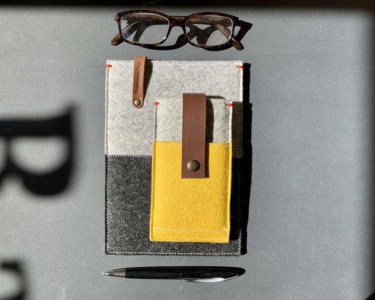 Iphone Wallet case | Woolfelt | Hoes met creditcardvakje | grijs en geel | leren sluiting - Westerman Bags vilten tassen en hoezen. Dutch Design.