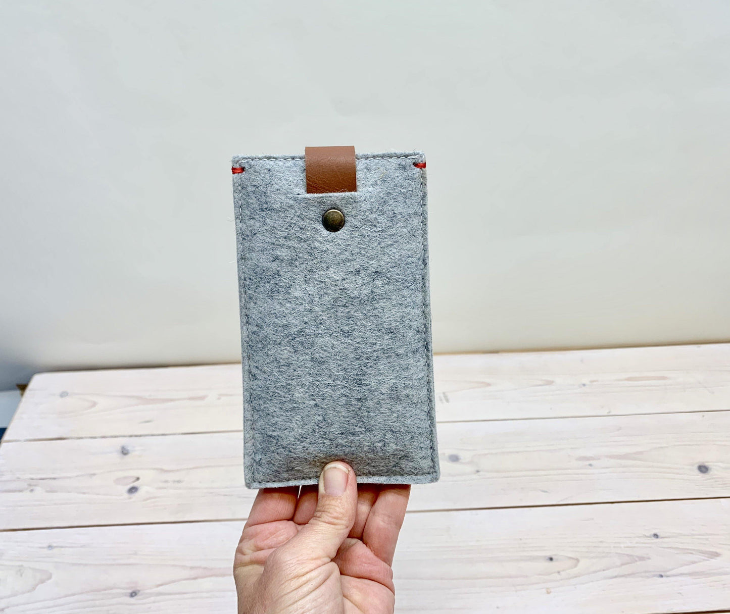 Iphone Wallet case | Woolfelt | Hoes met creditcardvakje | grijs en geel | leren sluiting - Westerman Bags vilten tassen en hoezen. Dutch Design.