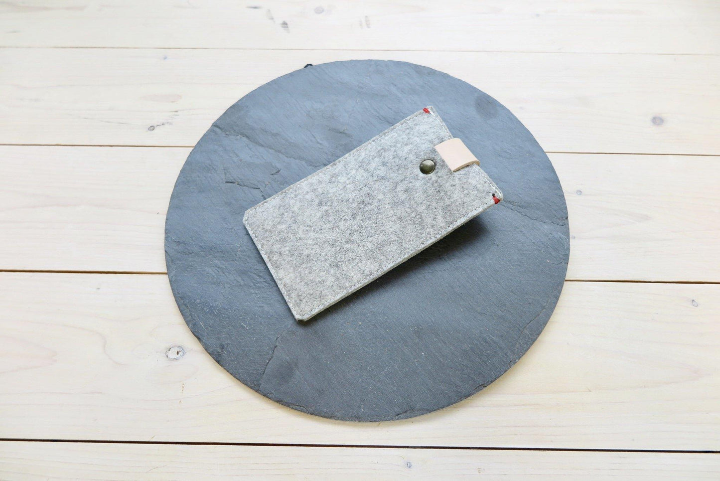 iPhone hoes van wolvilt en leer, blank lederen grijze iPhone 11 hoes, voor  iPhone XR hoes, iPhone XsMAX - Westerman Bags vilten tassen en hoezen. Dutch Design.