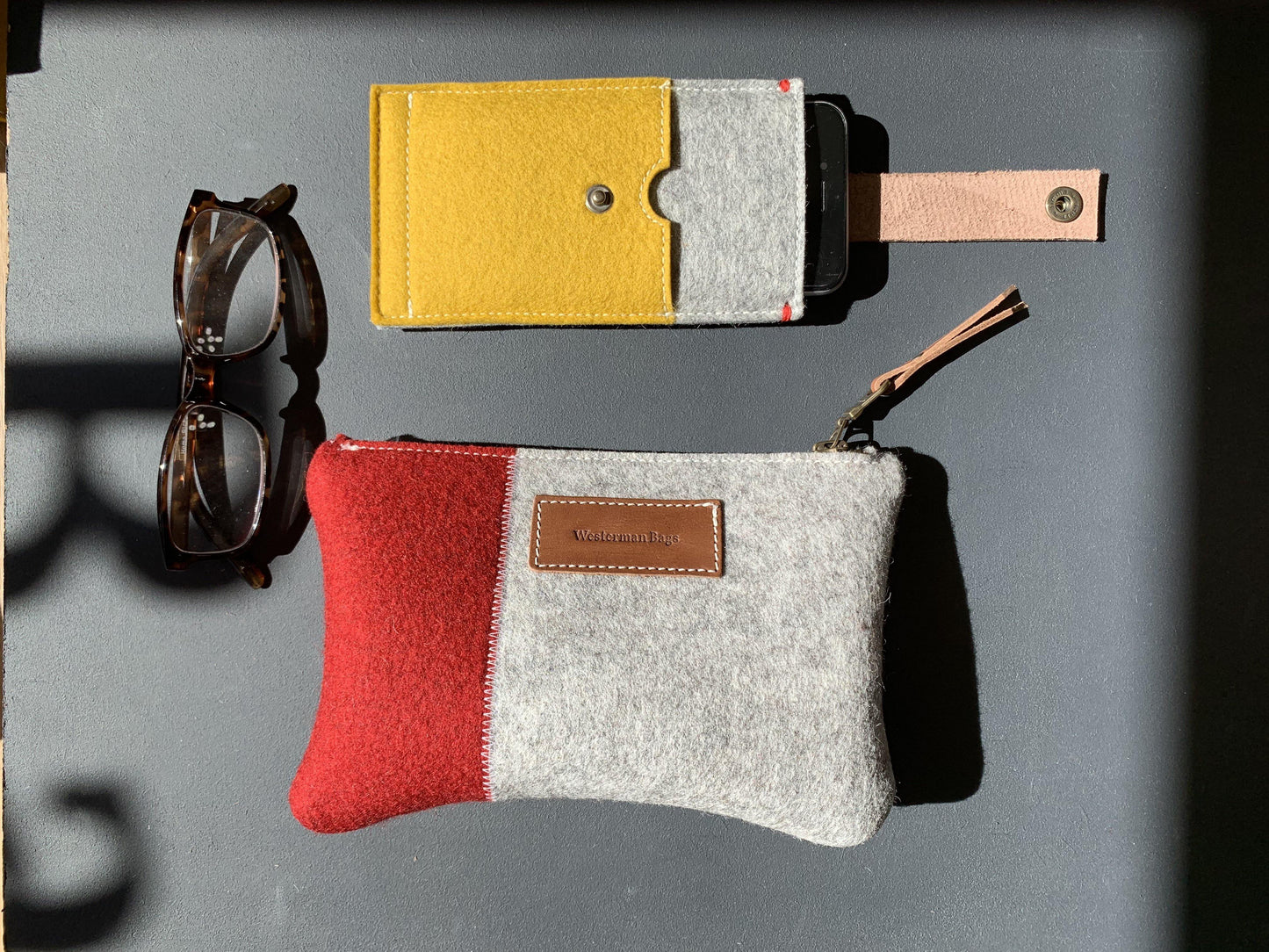 VANMIJ - XL Felt Pencil Case in 2 colours: red and grey - met naam - Westerman Bags vilten tassen en hoezen. Dutch Design.