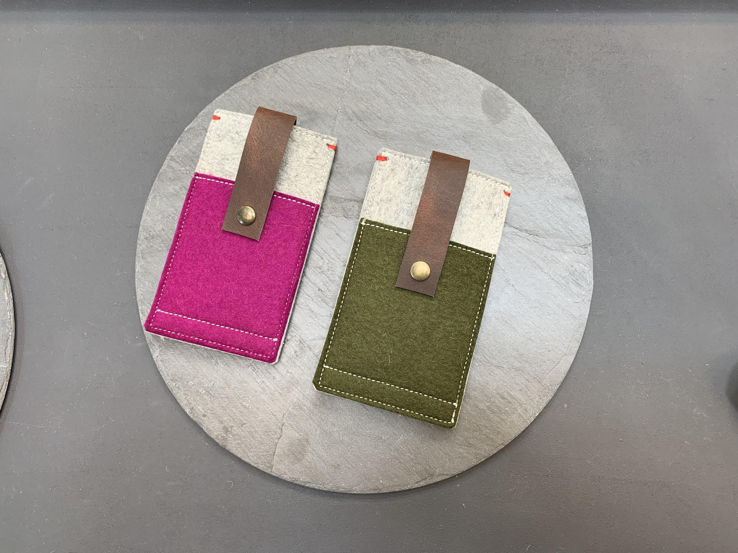 CONTRAST Vilt Pocket. iPhone hoes | extra vakje | leren sluiting - Westerman Bags vilten tassen en hoezen. Dutch Design.