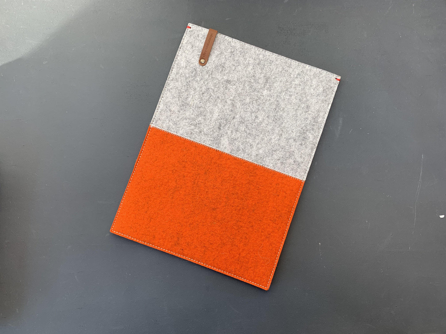 CONTRAST - Macbook Pro Air vilten hoes oranje en grijs. 13" | 15" | 16" - Westerman Bags vilten tassen en hoezen. Dutch Design.