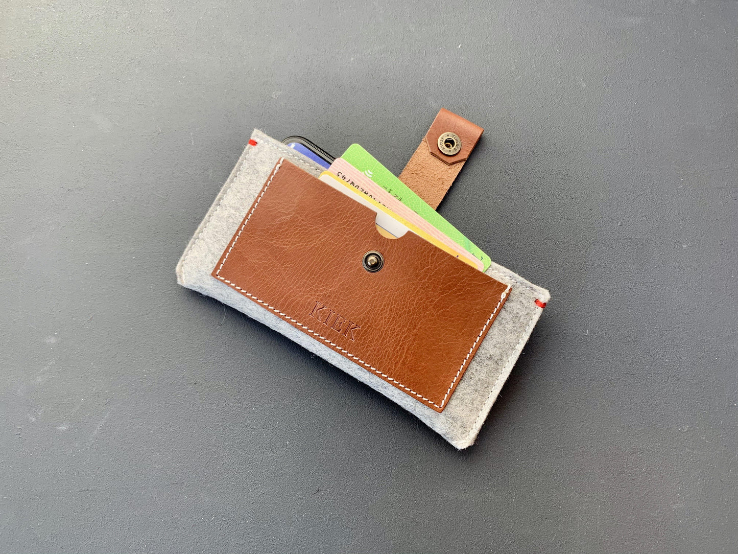 CLASSIC CASE - iPhone wallet vilt en leer in Grijs. - Westerman Bags vilten tassen en hoezen. Dutch Design.