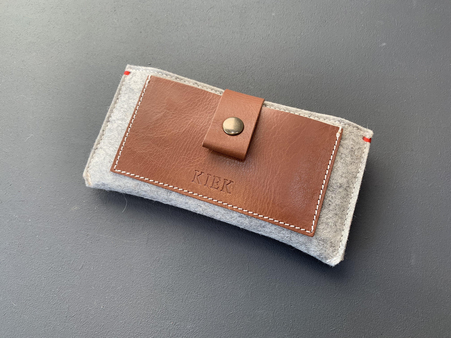 CLASSIC CASE - iPhone wallet vilt en leer in Grijs. - Westerman Bags vilten tassen en hoezen. Dutch Design.