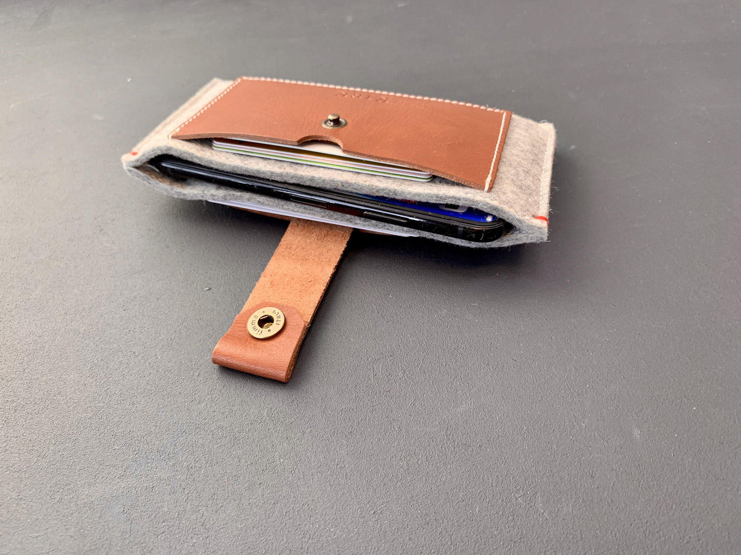 CLASSIC CASE - iPhone wallet vilt en leer in Grijs. - Westerman Bags vilten tassen en hoezen. Dutch Design.