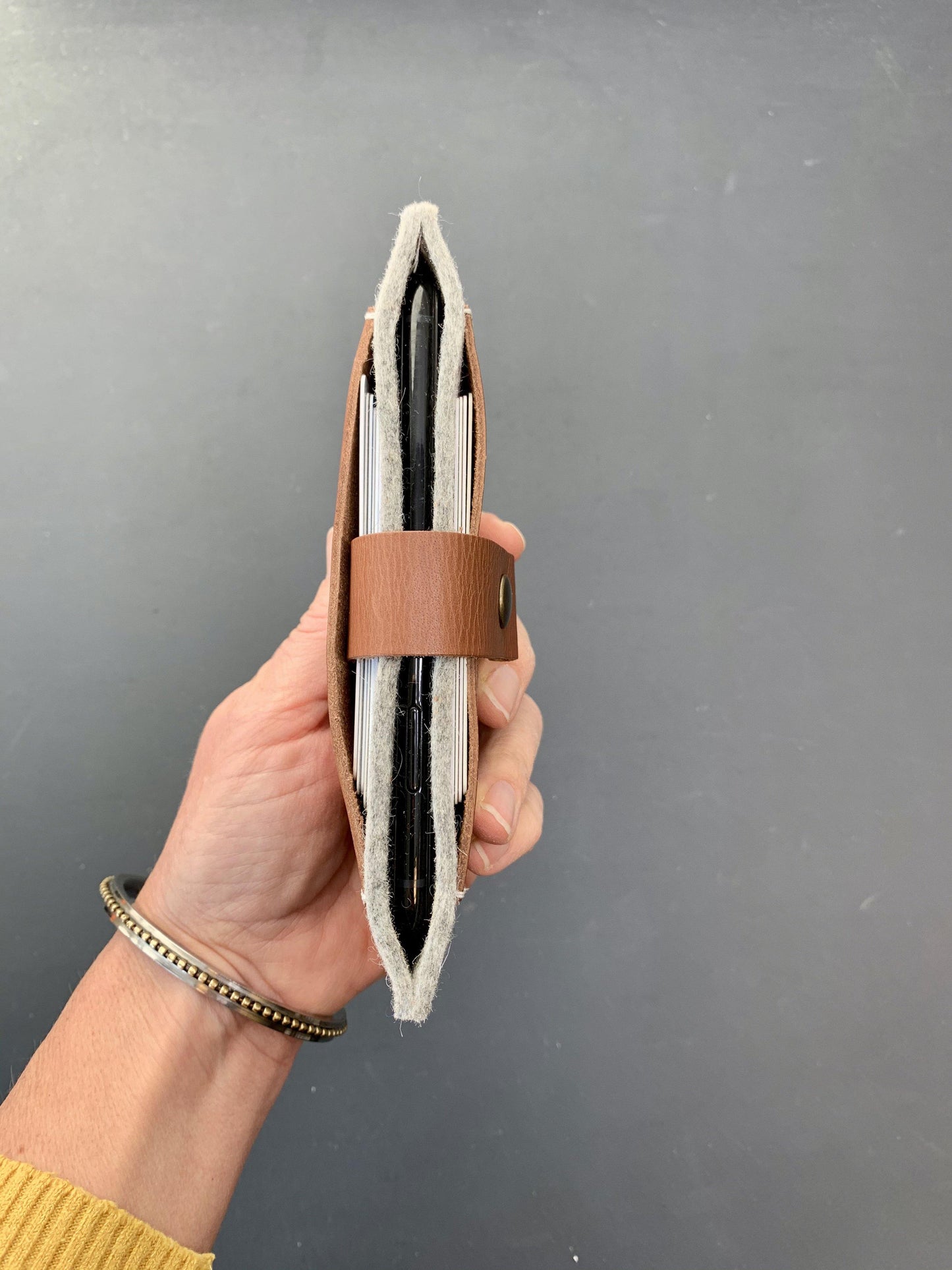 CLASSIC CASE - iPhone wallet vilt en leer in Grijs. - Westerman Bags vilten tassen en hoezen. Dutch Design.