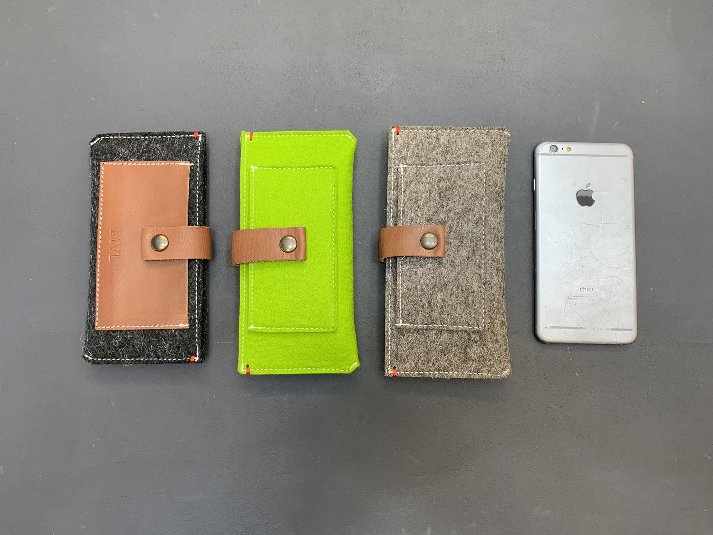 CLASSIC CASE - iPhone wallet vilt en leer in ZWART - met naam - Westerman Bags vilten tassen en hoezen. Dutch Design.