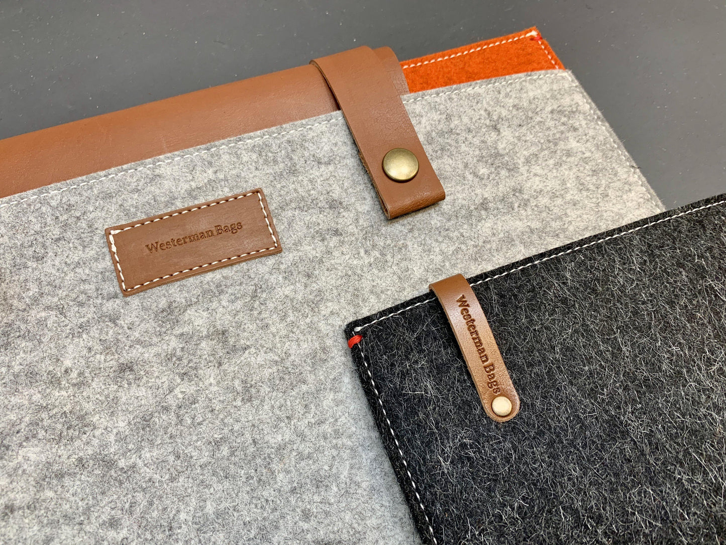 CLASSIC CASE | Macbook Pro en Air | Extra vak | Grijs en Oranje - Westerman Bags vilten tassen en hoezen. Dutch Design.