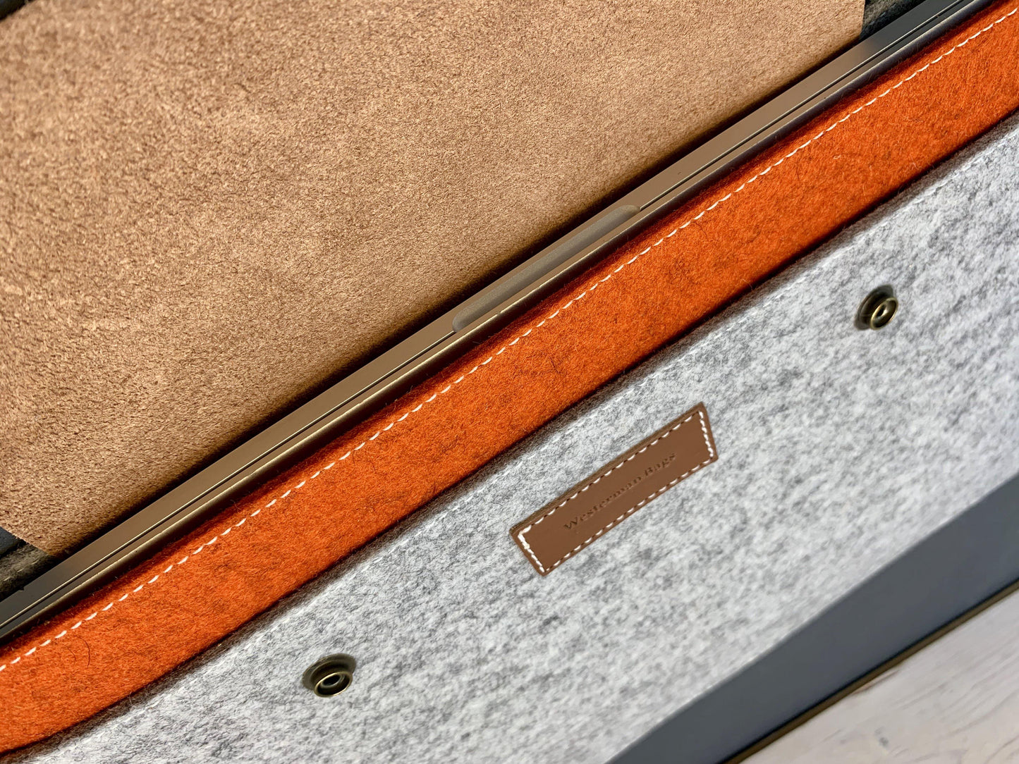 CLASSIC CASE | Macbook Pro en Air | Extra vak | Grijs en Oranje - Westerman Bags vilten tassen en hoezen. Dutch Design.