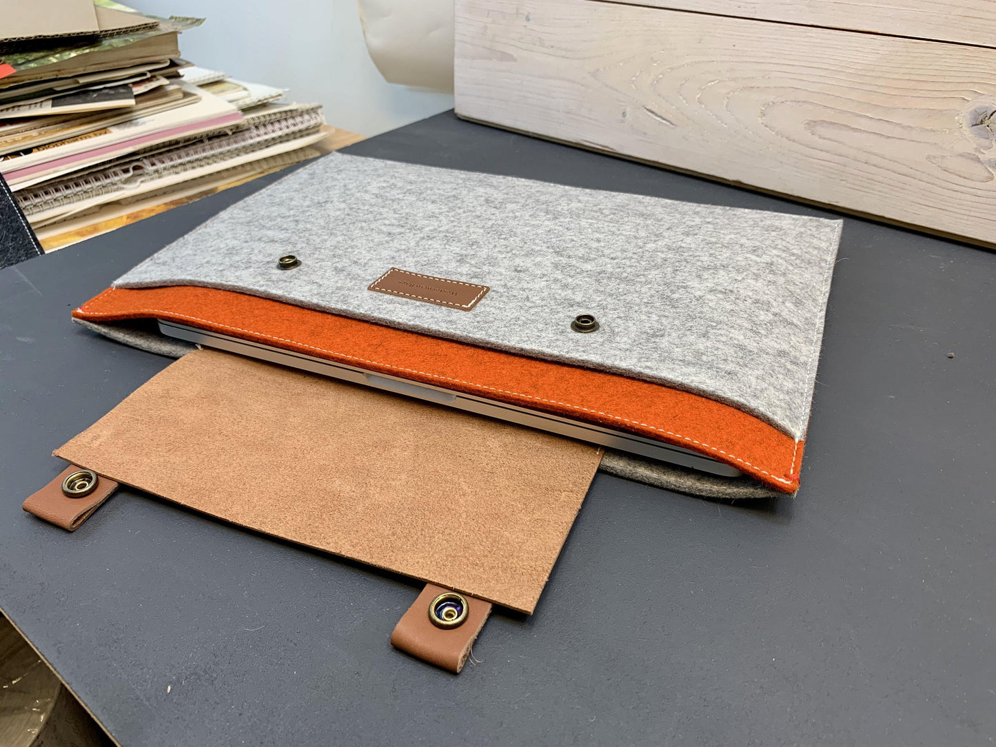 CLASSIC CASE | Macbook Pro en Air | Extra vak | Grijs en Oranje - Westerman Bags vilten tassen en hoezen. Dutch Design.