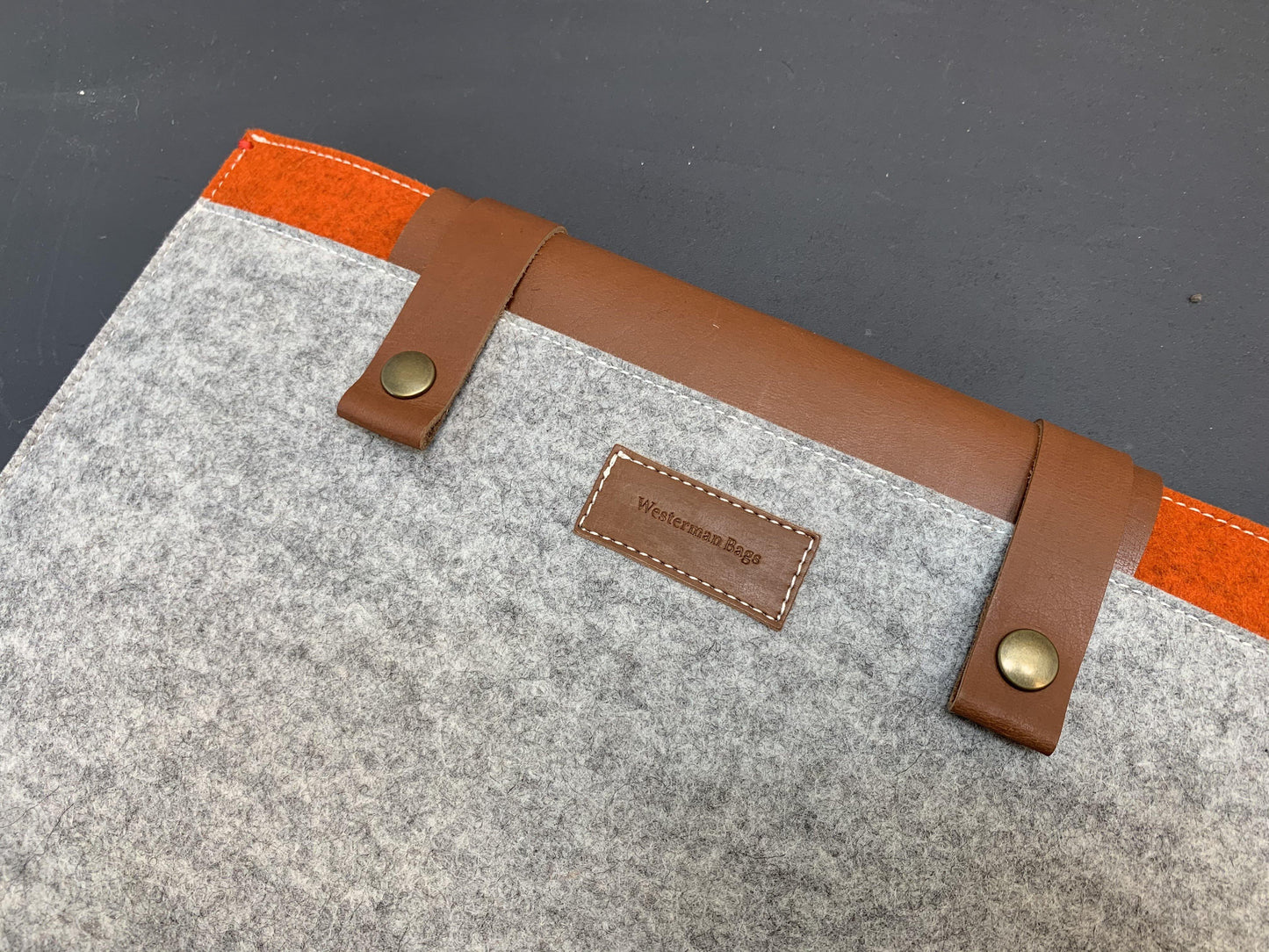 CLASSIC CASE | Macbook Pro en Air | Extra vak | Grijs en Oranje - Westerman Bags vilten tassen en hoezen. Dutch Design.