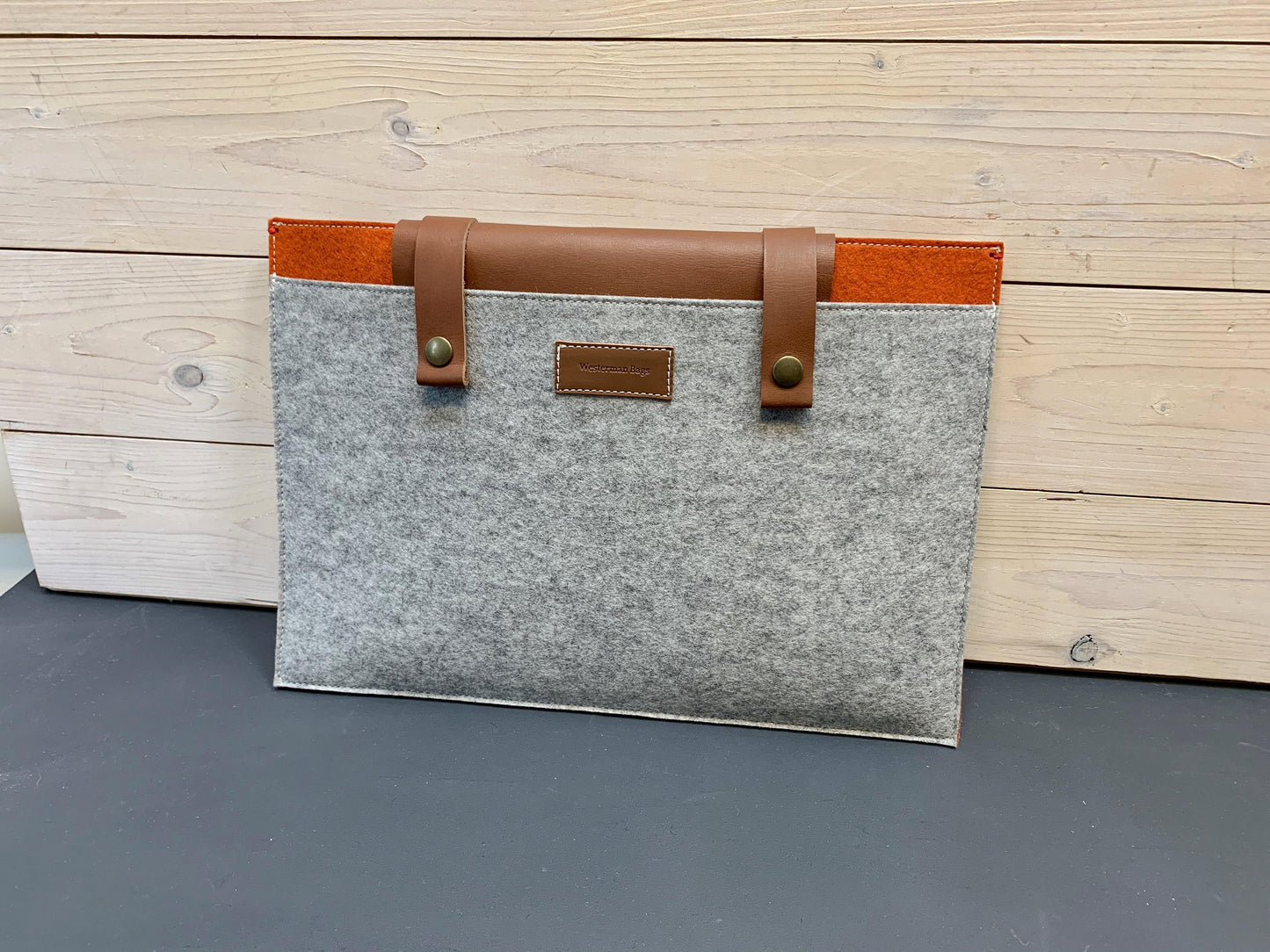 CLASSIC CASE | Macbook Pro en Air | Extra vak | Grijs en Oranje - Westerman Bags vilten tassen en hoezen. Dutch Design.