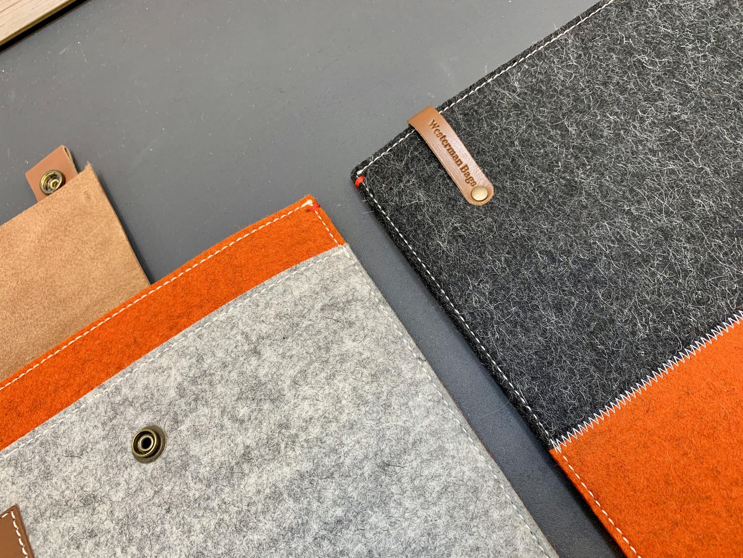 CLASSIC CASE | Macbook Pro en Air | Extra vak | Grijs en Oranje - Westerman Bags vilten tassen en hoezen. Dutch Design.