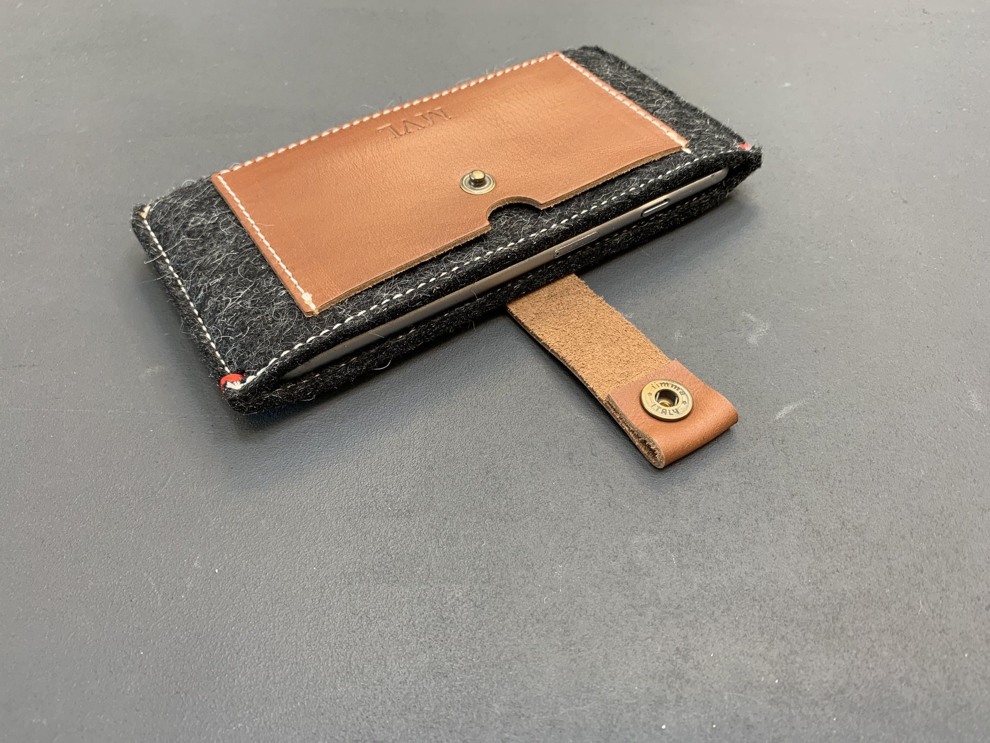 CLASSIC CASE - iPhone wallet vilt en leer in ZWART - met naam - Westerman Bags vilten tassen en hoezen. Dutch Design.