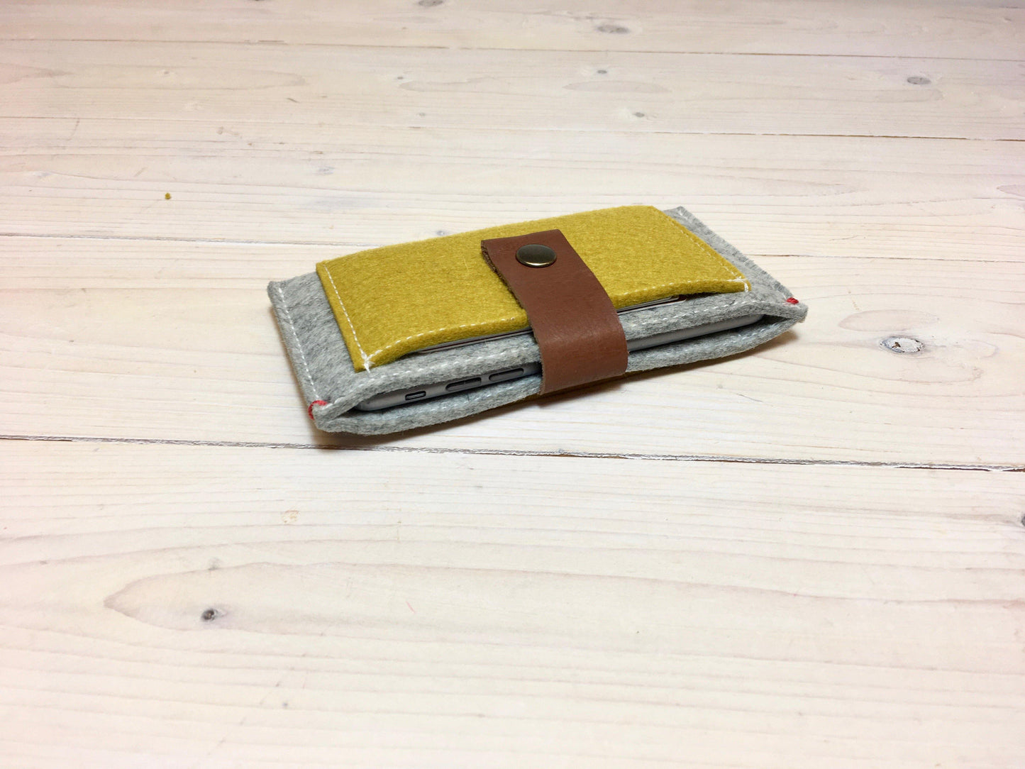CONTRAST - iPhone wallet vilt | special GRIJS GEEL - Westerman Bags vilten tassen en hoezen. Dutch Design.