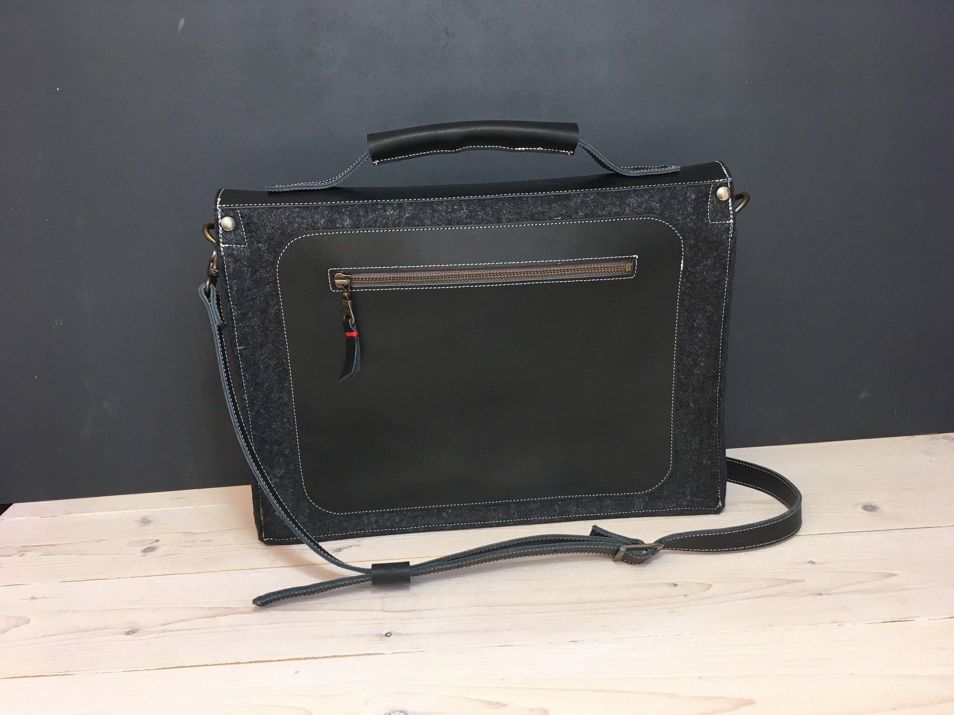 AKTETAS - BLACK - vintage stijl vilten tas | schooltas van vilt en leer | zwart limited edition - Westerman Bags vilten tassen en hoezen. Dutch Design.