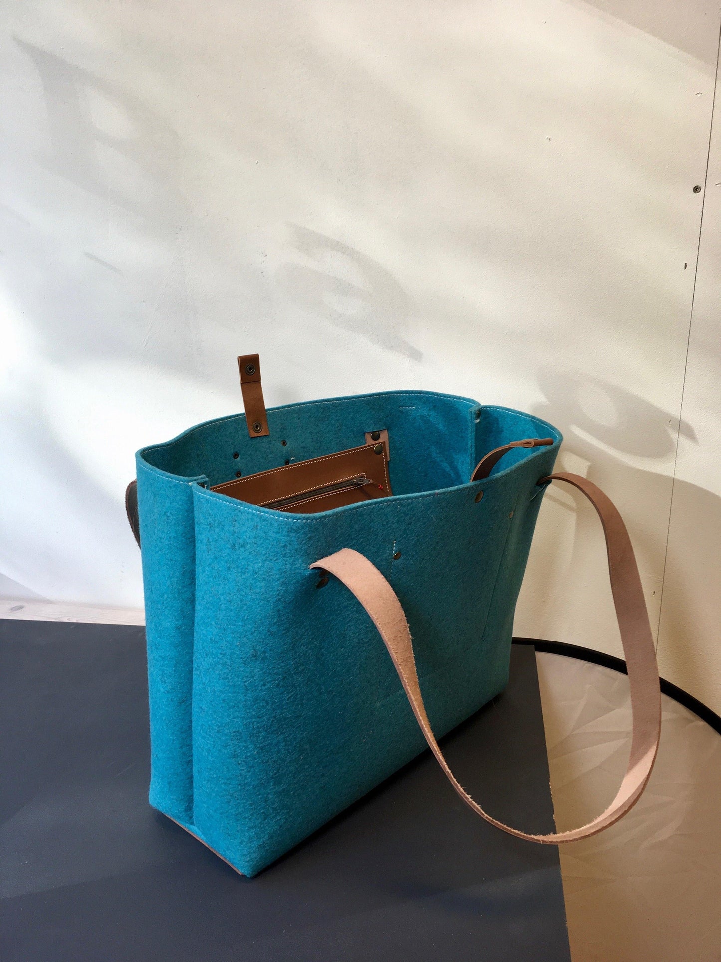 GRIFT XL TAS VILT - in Ocean Blauw - Westerman Bags vilten tassen en hoezen. Dutch Design.