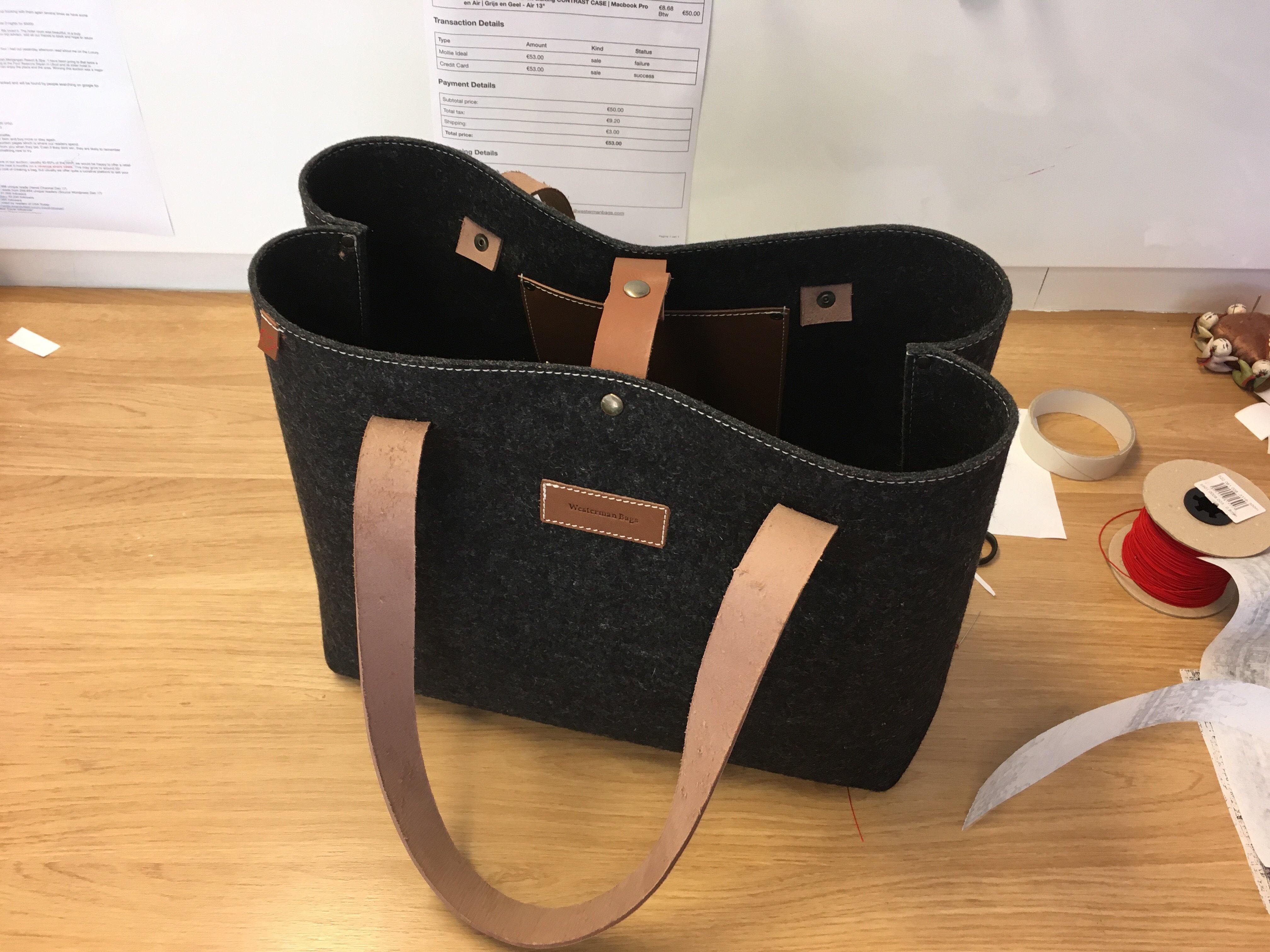 Wolvilten handtas/ crossbodytas. Linnen voering met zijvak. Breedte 34 cm . discount Hoogte 25 cm. Diepte 4 cm. Afneembare kurkleren riem 120 cm