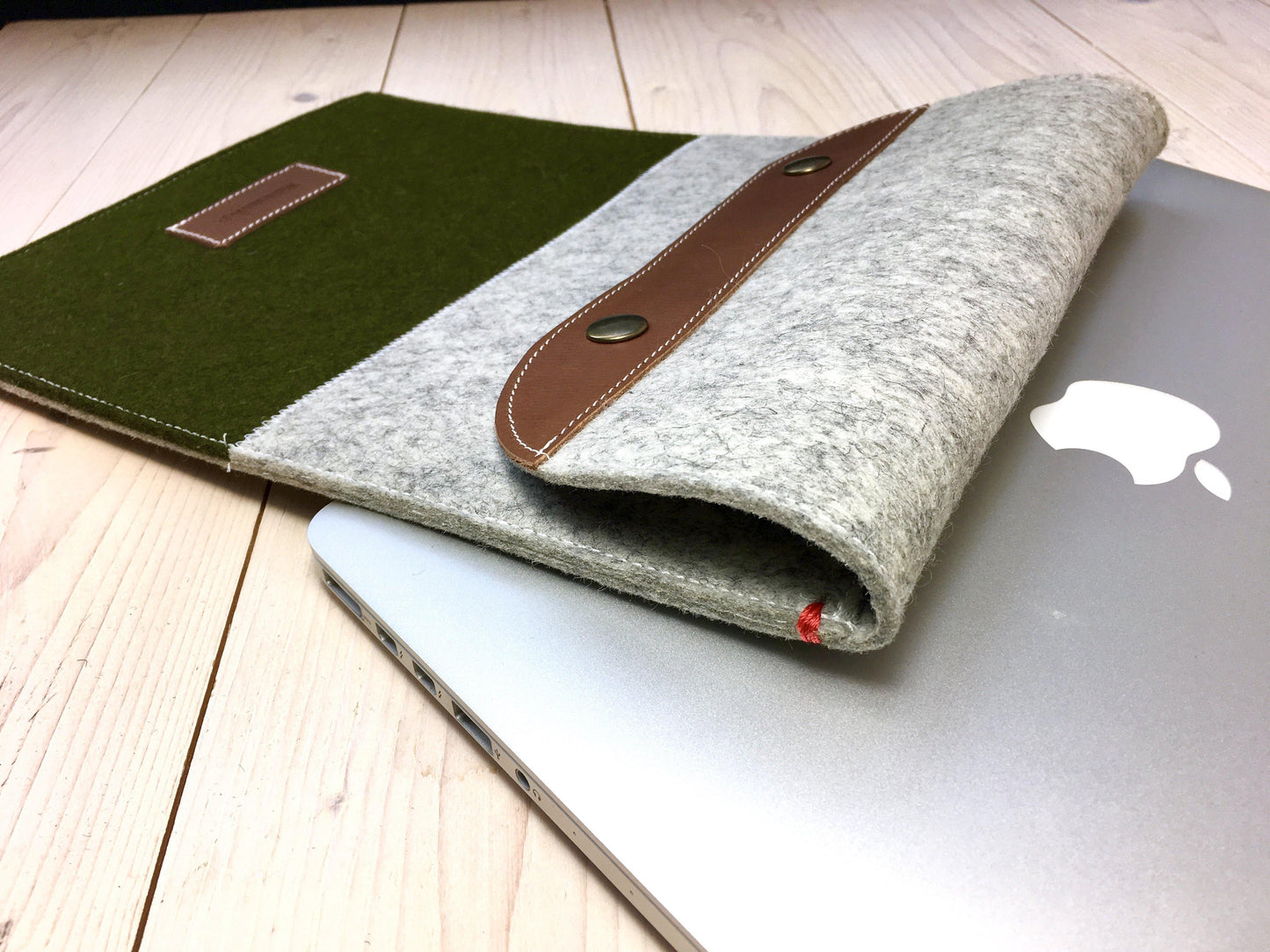 CONTRAST classic case - Macbook hoes met klepsluiting in mosgroen en grijs. 13" | 15" - Westerman Bags vilten tassen en hoezen. Dutch Design.