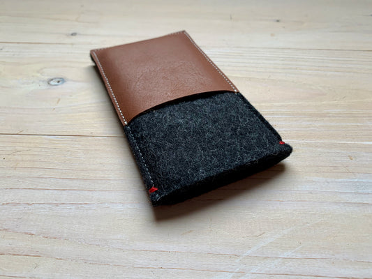 Black felt iPhone case with handy leather box for iPhone 8 and SE