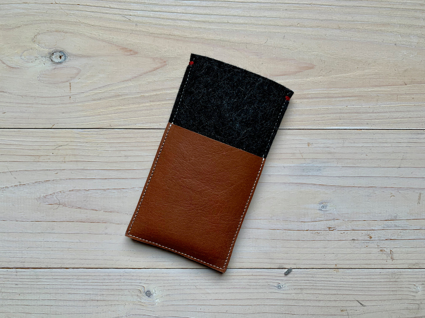 Black felt iPhone case with handy leather box for iPhone 8 and SE