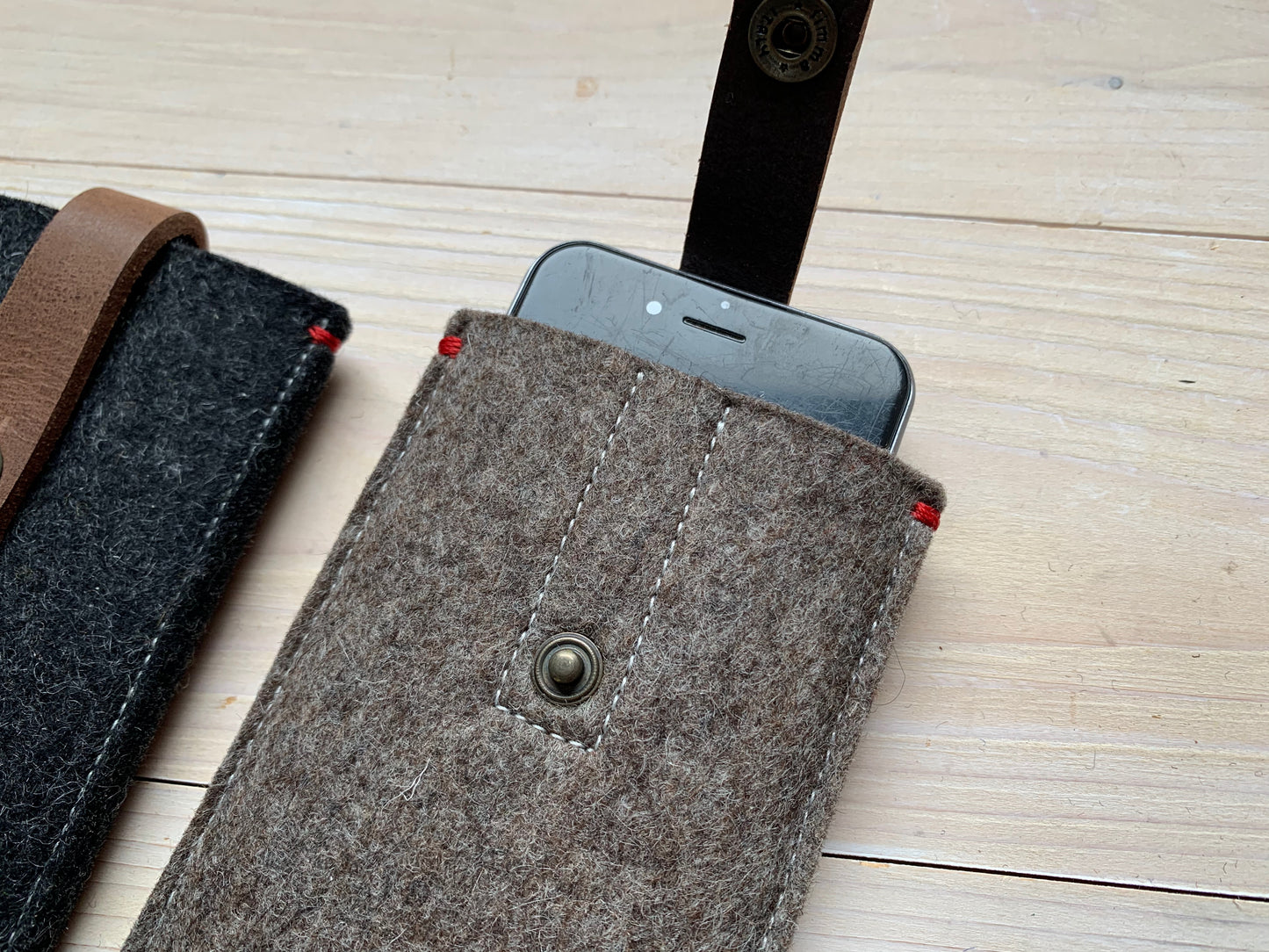 IPhone 8 and iPhone SE 2020 Felt covers with leather closure sale