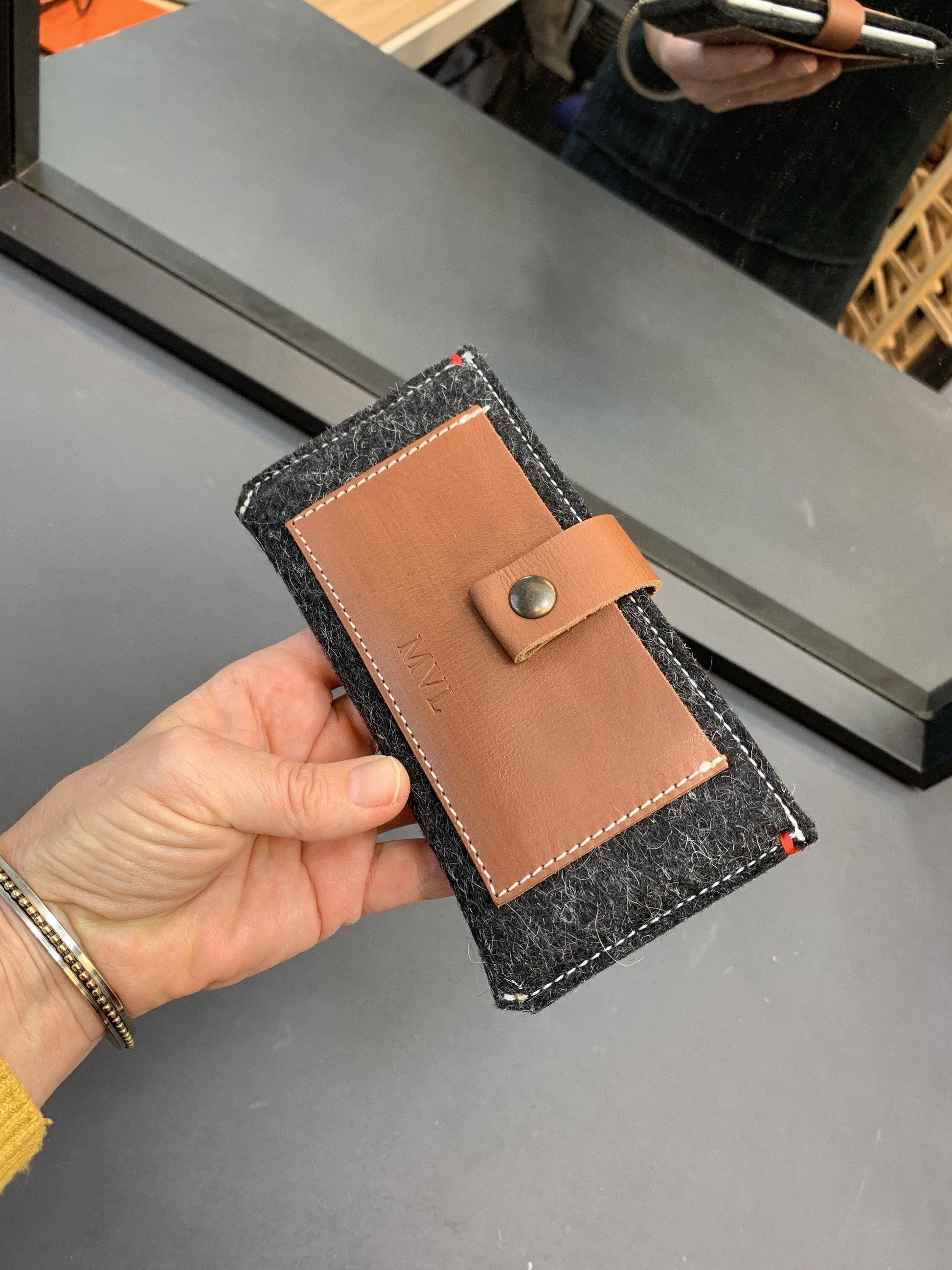 CLASSIC CASE - iPhone wallet vilt en leer in ZWART - met naam - Westerman Bags vilten tassen en hoezen. Dutch Design.