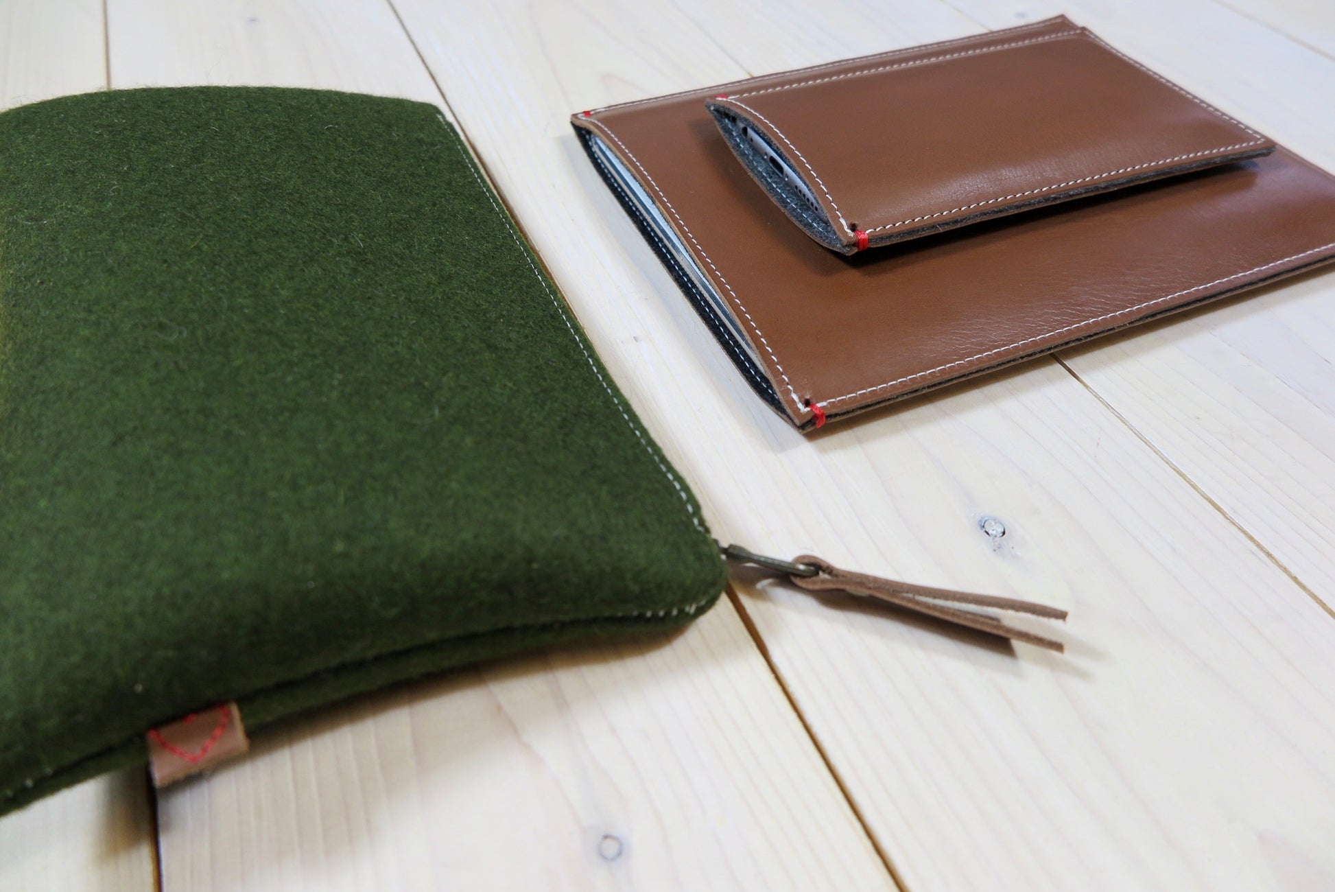 mosgroen vilten etui met leren hoezen