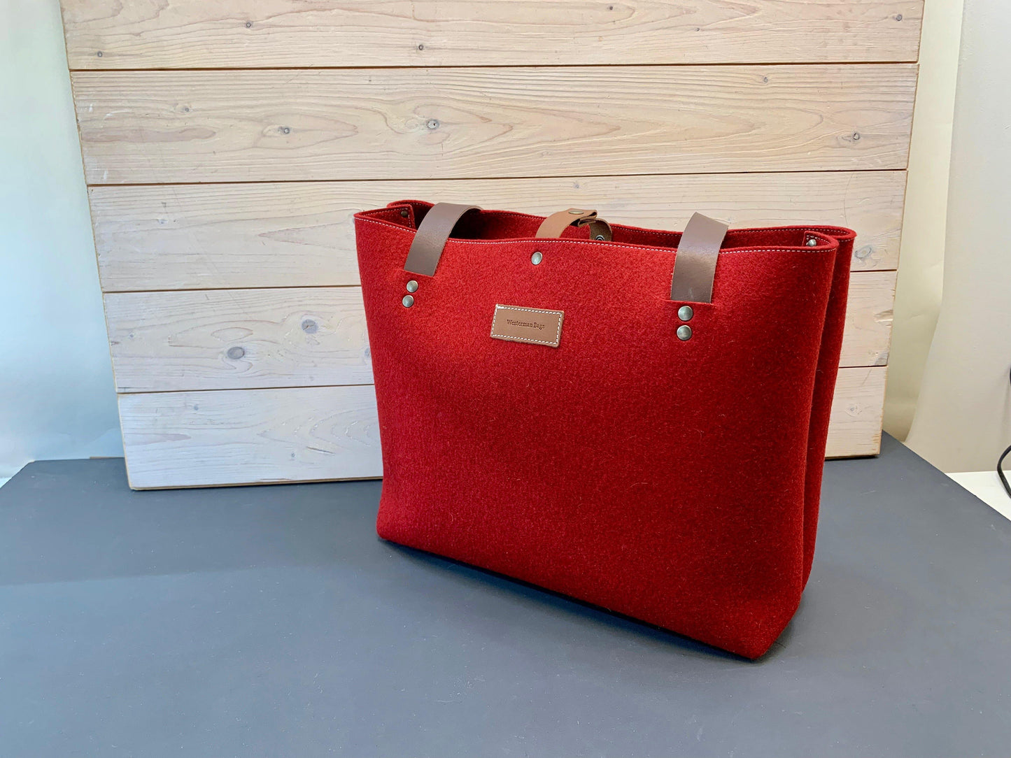 XL FELT BAG - pure wool with zipper in RED - Westerman Bags vilten tassen en hoezen. Dutch Design.