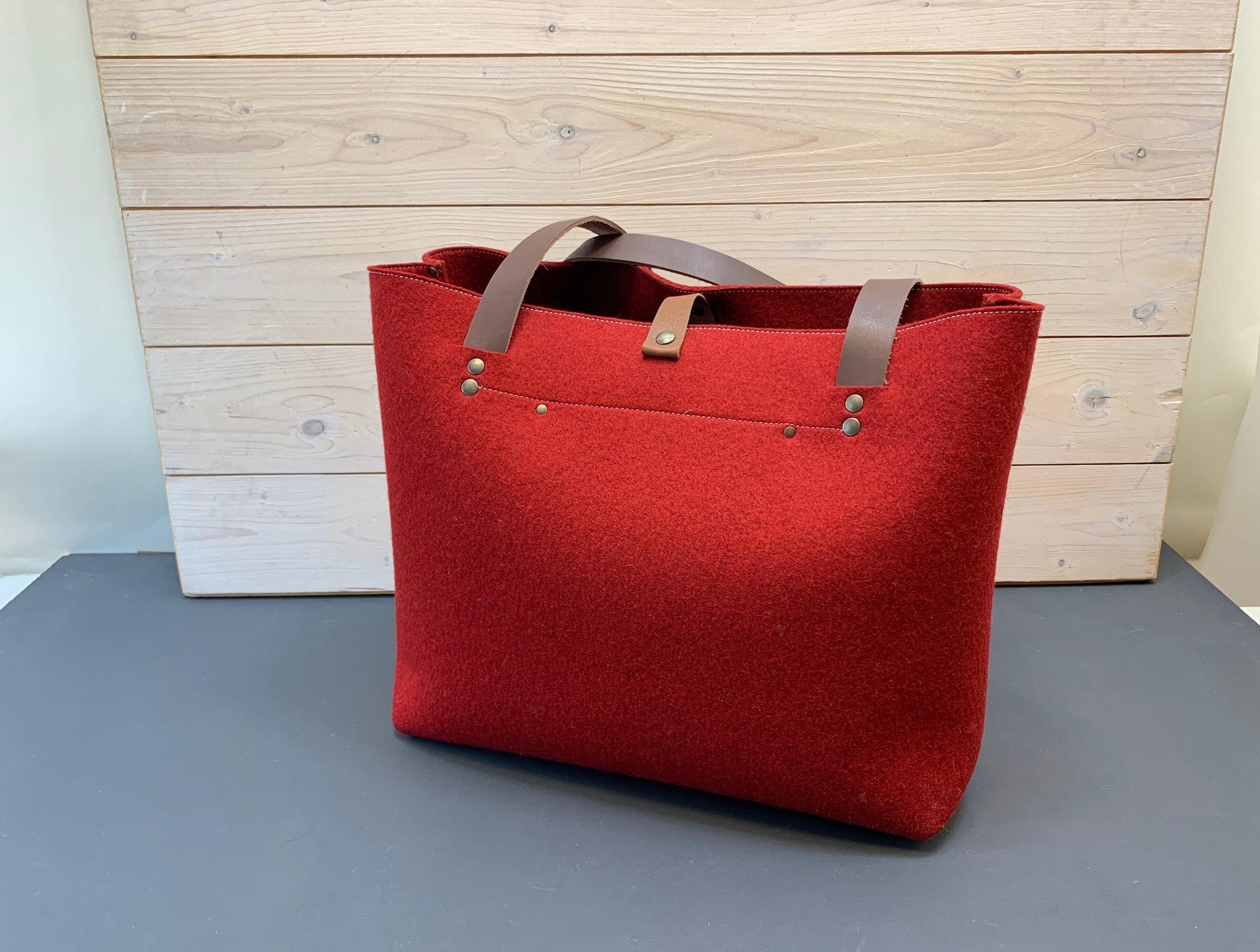 XL FELT BAG - pure wool with zipper in RED - Westerman Bags vilten tassen en hoezen. Dutch Design.