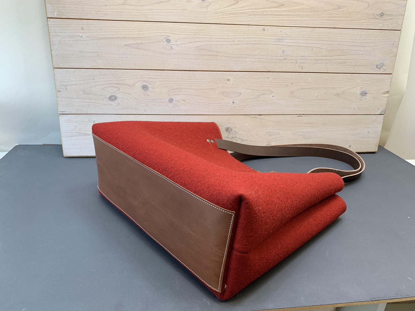 XL FELT BAG - pure wool with zipper in RED - Westerman Bags vilten tassen en hoezen. Dutch Design.