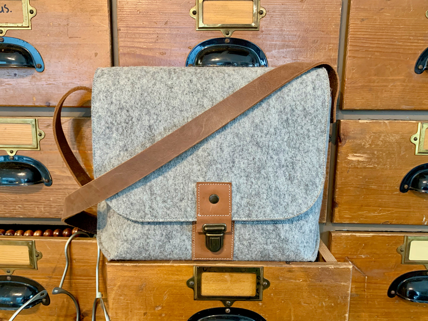 Felt messenger bag in gray felt and cognac leather, special price